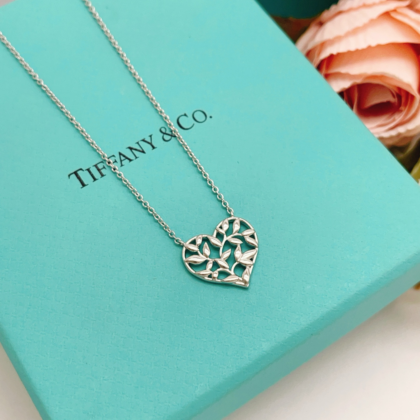 【Tiffany*帝芙尼最新款🆕🆕银色光面爱心项链】一致官网黄铜材质，非常的上镜‼️设计很特别值得入手。