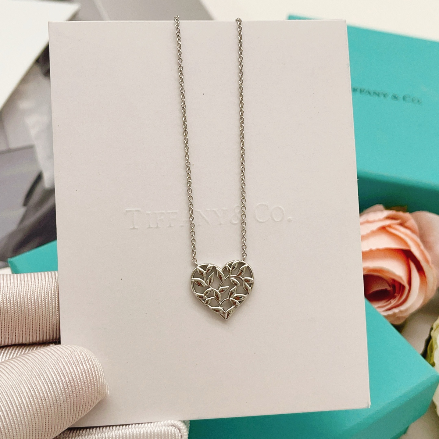 【Tiffany*帝芙尼最新款🆕🆕银色光面爱心项链】一致官网黄铜材质，非常的上镜‼️设计很特别值得入手。