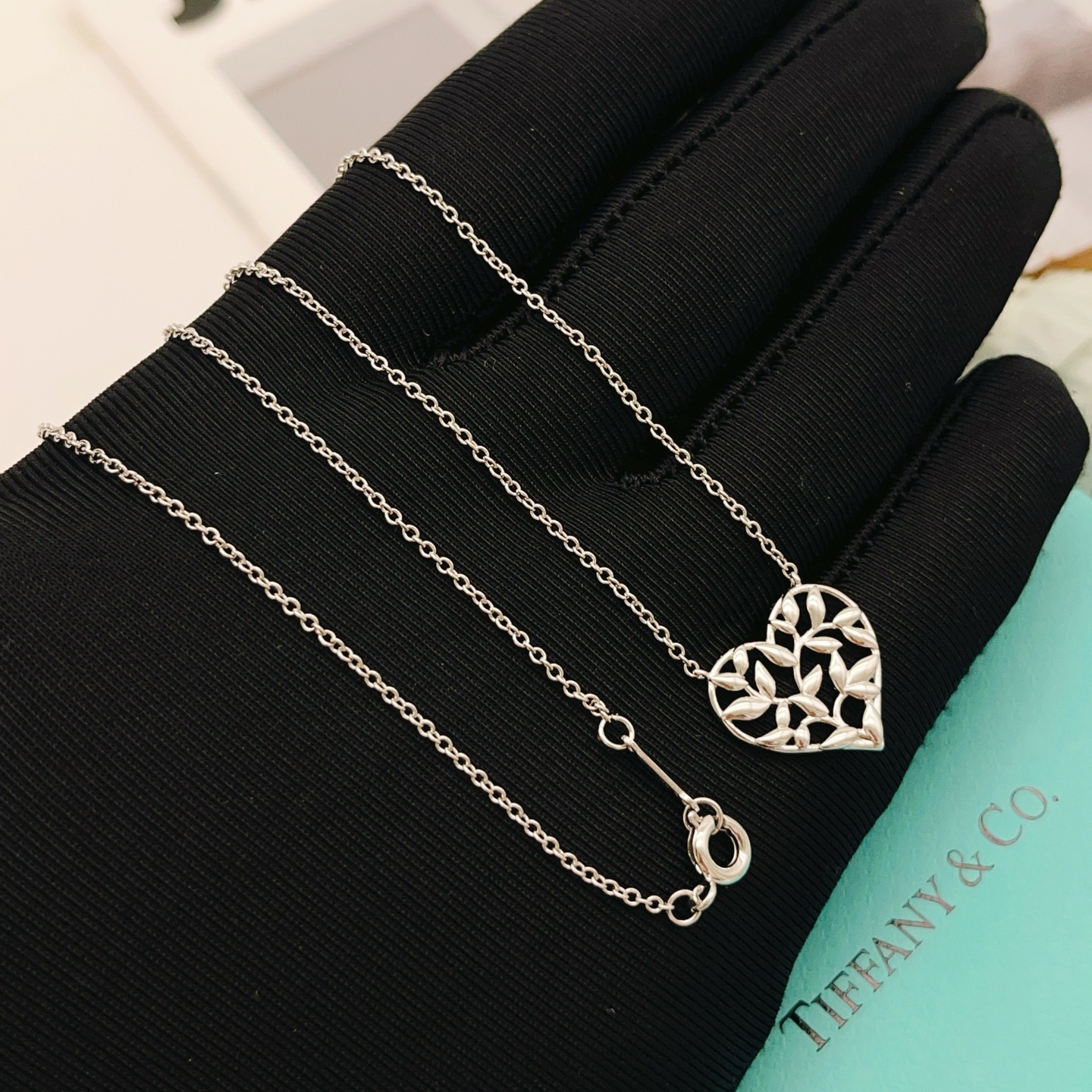 【Tiffany*帝芙尼最新款🆕🆕银色光面爱心项链】一致官网黄铜材质，非常的上镜‼️设计很特别值得入手。