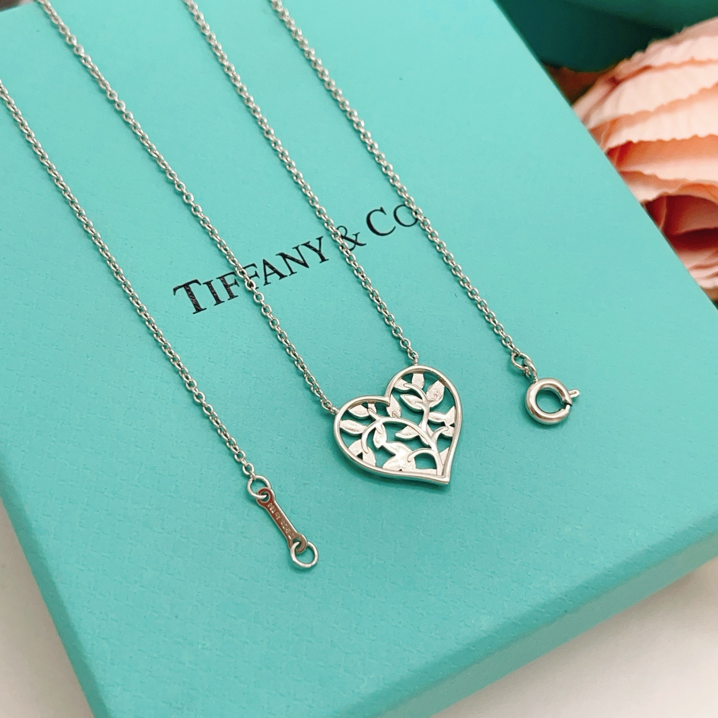 【Tiffany*帝芙尼最新款🆕🆕银色光面爱心项链】一致官网黄铜材质，非常的上镜‼️设计很特别值得入手。
