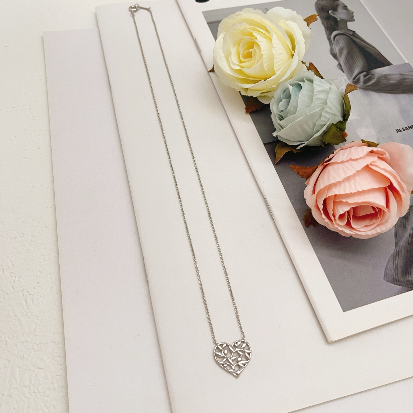 【Tiffany*帝芙尼最新款🆕🆕银色光面爱心项链】一致官网黄铜材质，非常的上镜‼️设计很特别值得入手。