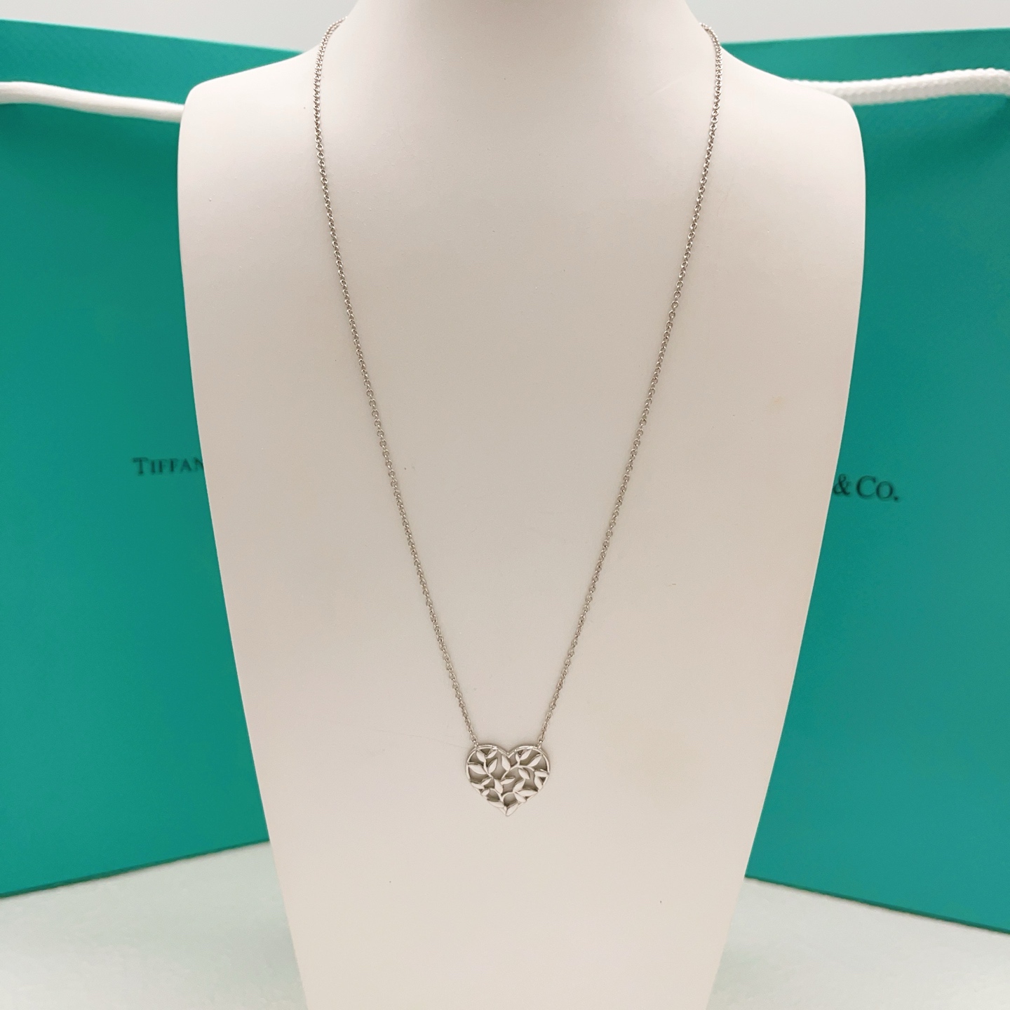 【Tiffany*帝芙尼最新款🆕🆕银色光面爱心项链】一致官网黄铜材质，非常的上镜‼️设计很特别值得入手。