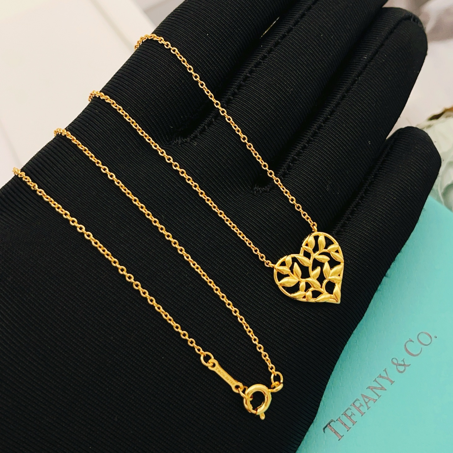 【Tiffany*帝芙尼最新款🆕🆕金色光面爱心项链】一致官网黄铜材质，非常的上镜‼️设计很特别值得入手。