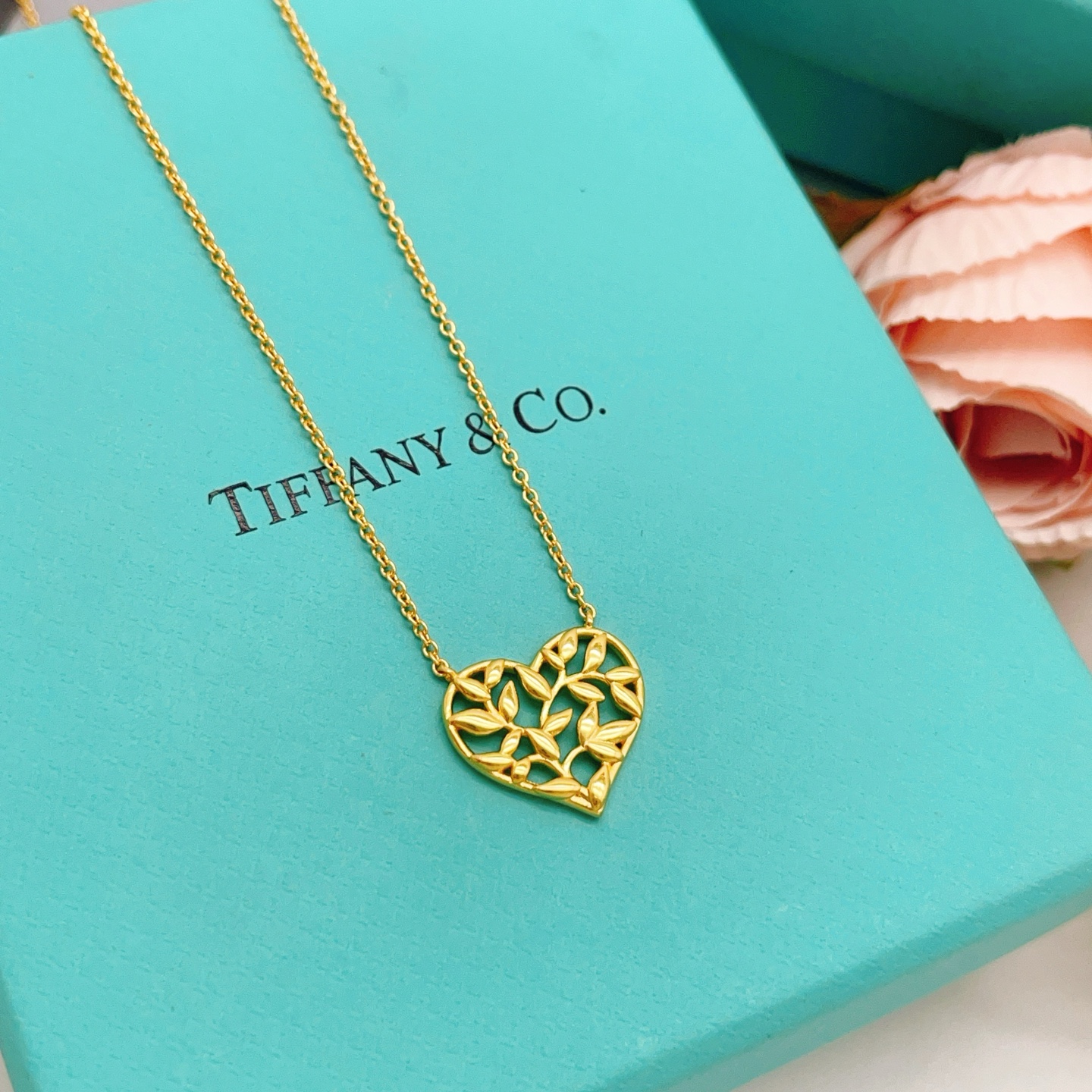 【Tiffany*帝芙尼最新款🆕🆕金色光面爱心项链】一致官网黄铜材质，非常的上镜‼️设计很特别值得入手。