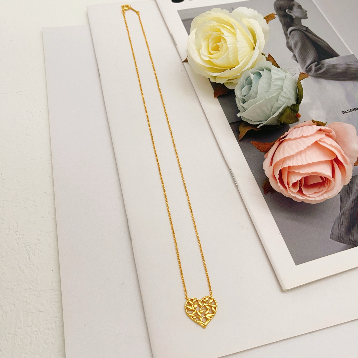 【Tiffany*帝芙尼最新款🆕🆕金色光面爱心项链】一致官网黄铜材质，非常的上镜‼️设计很特别值得入手。