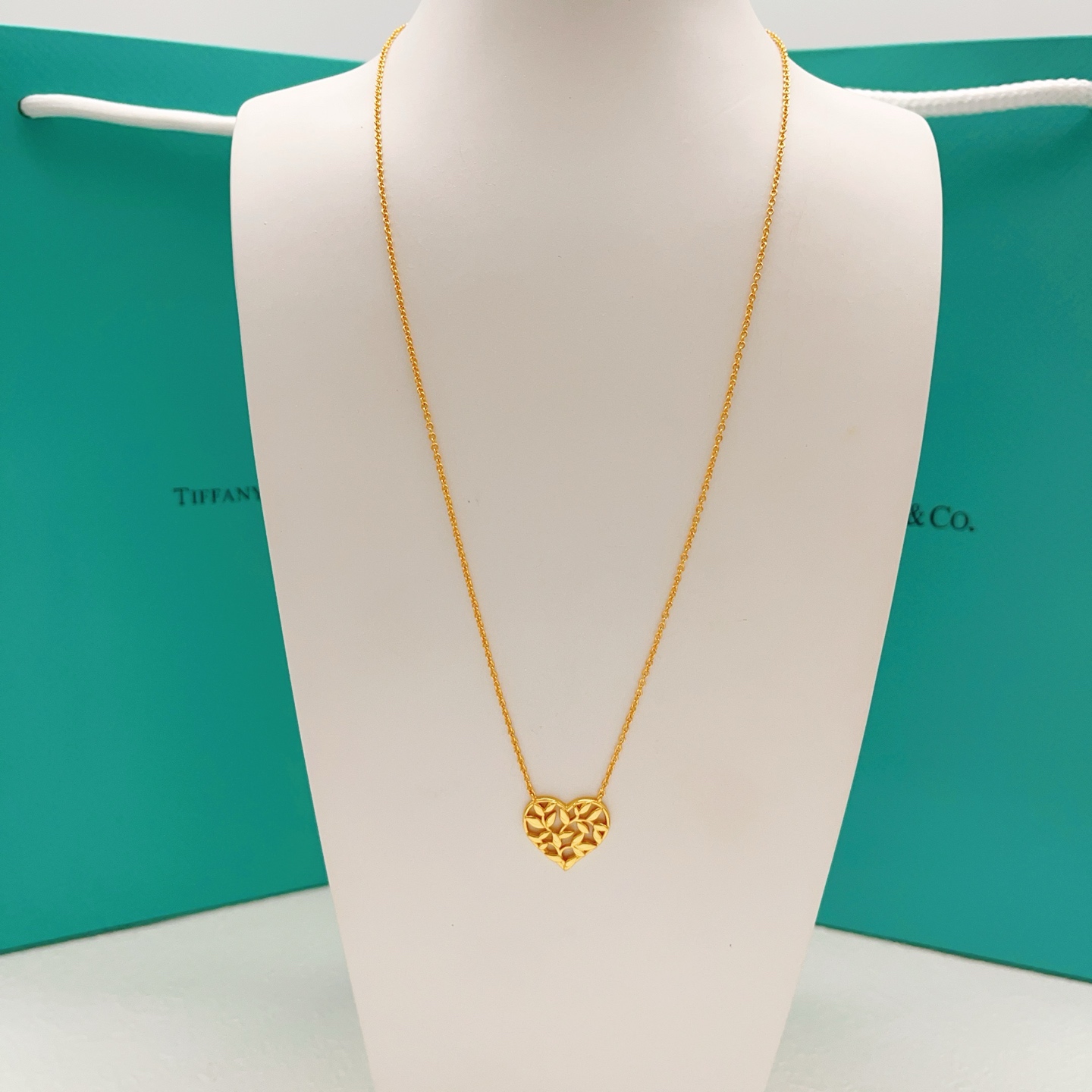 【Tiffany*帝芙尼最新款🆕🆕金色光面爱心项链】一致官网黄铜材质，非常的上镜‼️设计很特别值得入手。