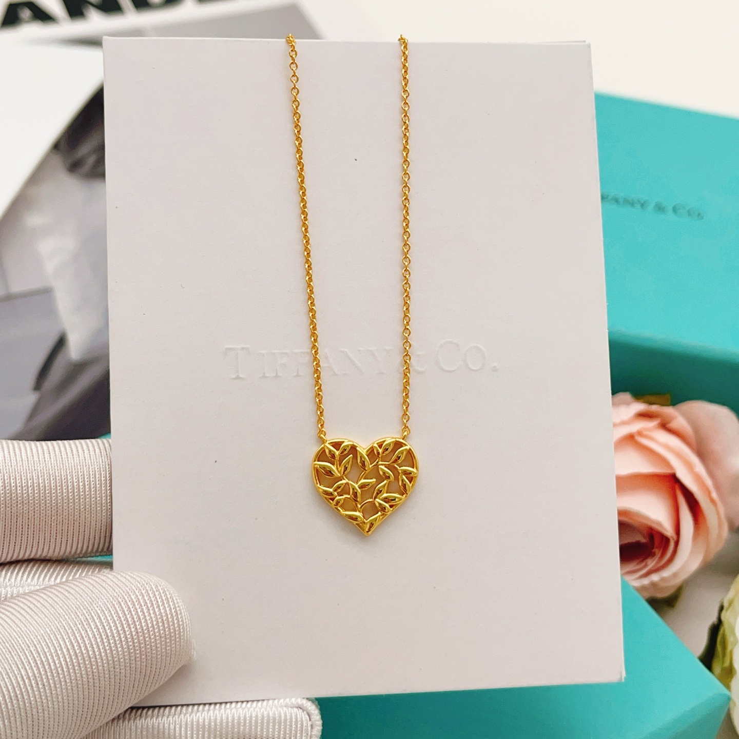【Tiffany*帝芙尼最新款🆕🆕金色光面爱心项链】一致官网黄铜材质，非常的上镜‼️设计很特别值得入手。