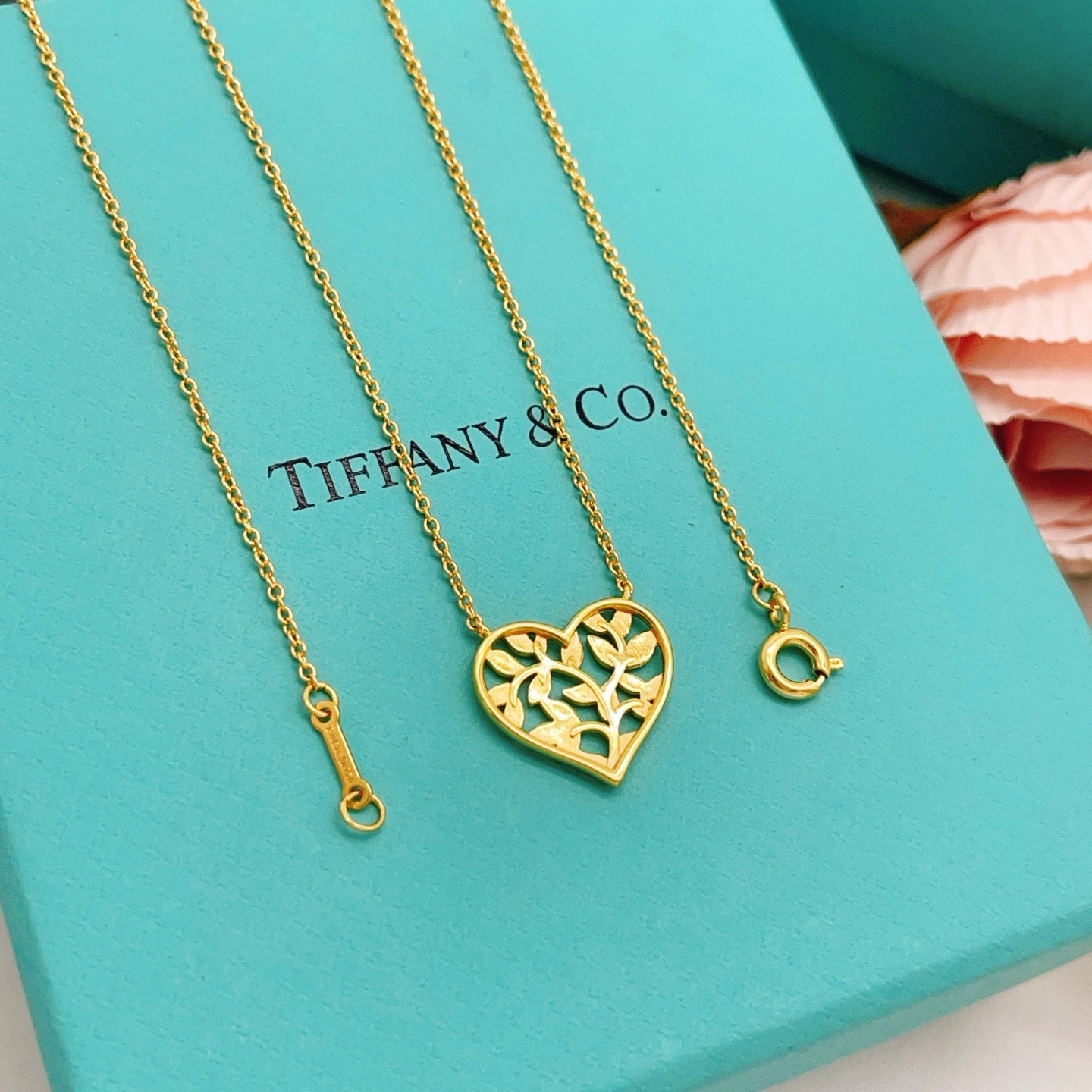 【Tiffany*帝芙尼最新款🆕🆕金色光面爱心项链】一致官网黄铜材质，非常的上镜‼️设计很特别值得入手。