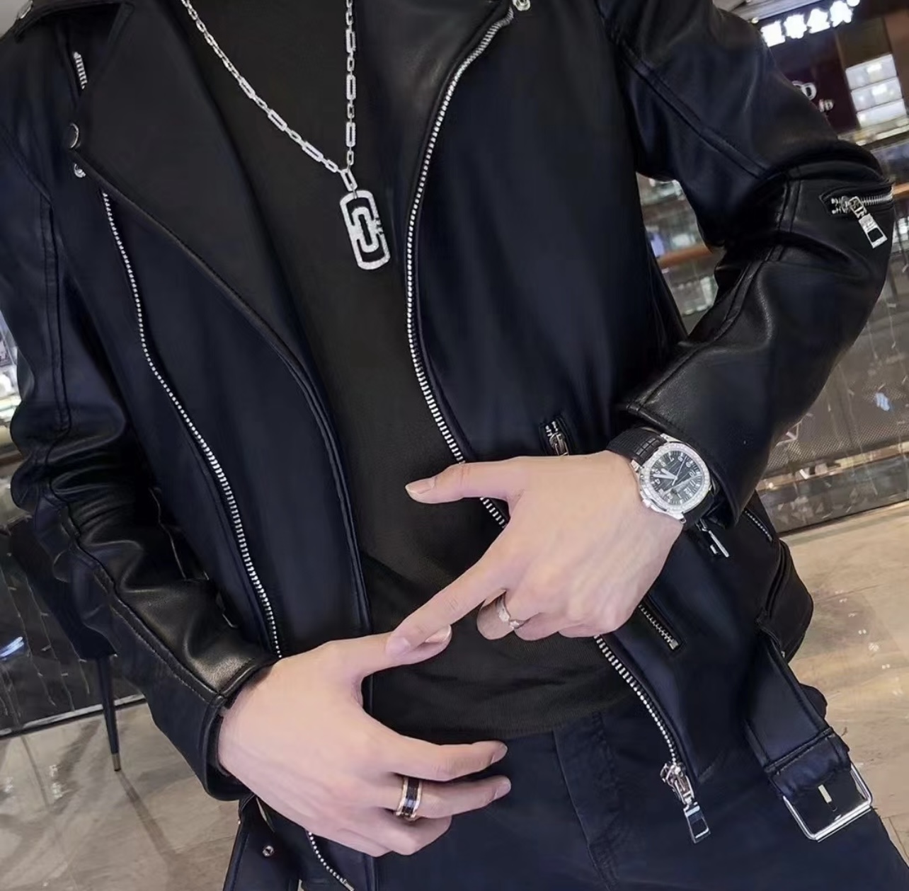 【BVLGARI宝格丽最新款🆕🆕银色满钻回形针项链】一致官网黄铜材质，非常的上镜‼️设计很特别值得入手。