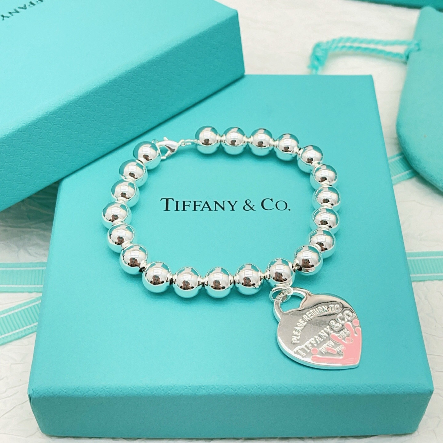 【Tiffany*帝芙尼最新款🆕🆕银色珍珠粉爱心手链】一致官网黄铜材质，非常的上镜‼️设计很特别值得入手