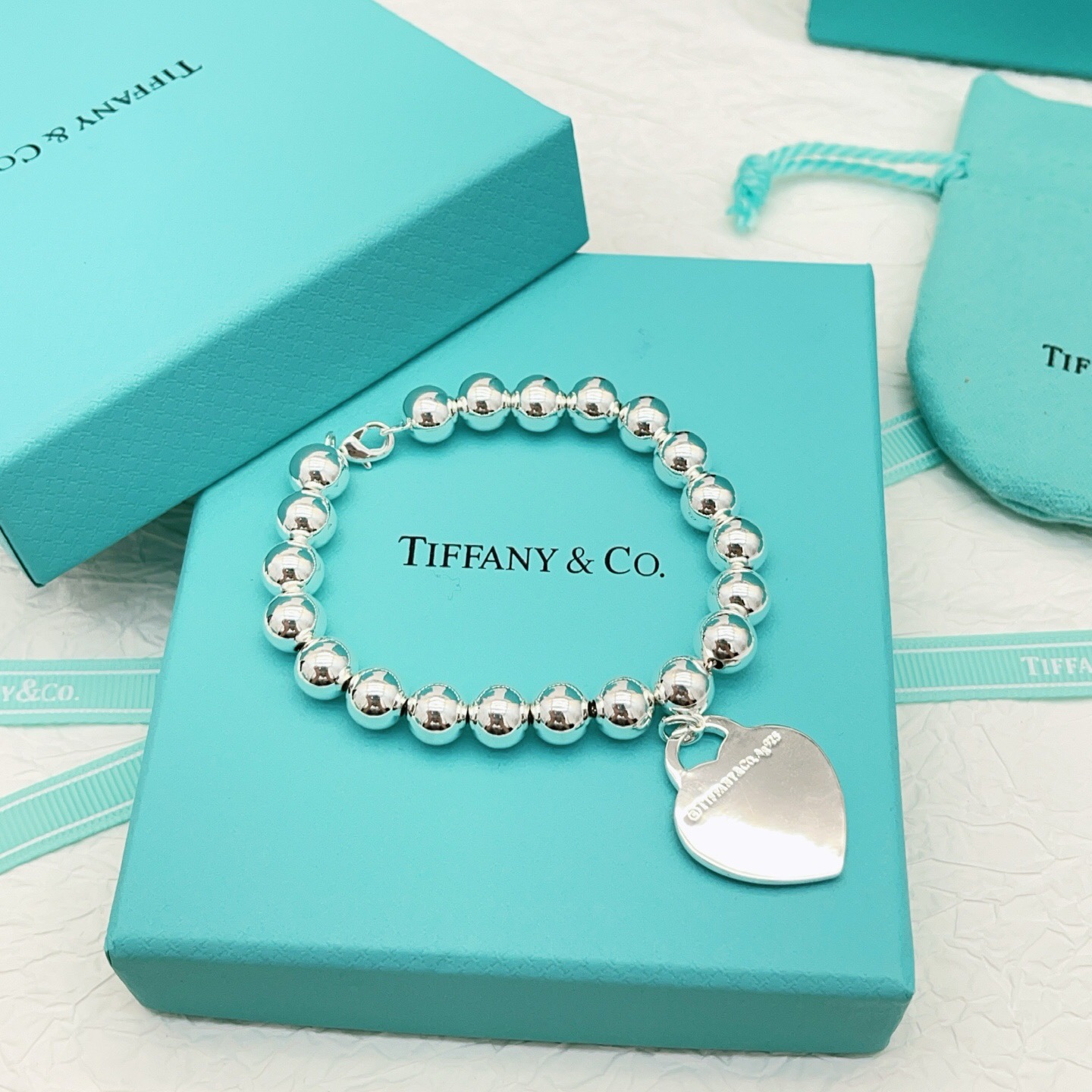 【Tiffany*帝芙尼最新款🆕🆕银色珍珠粉爱心手链】一致官网黄铜材质，非常的上镜‼️设计很特别值得入手