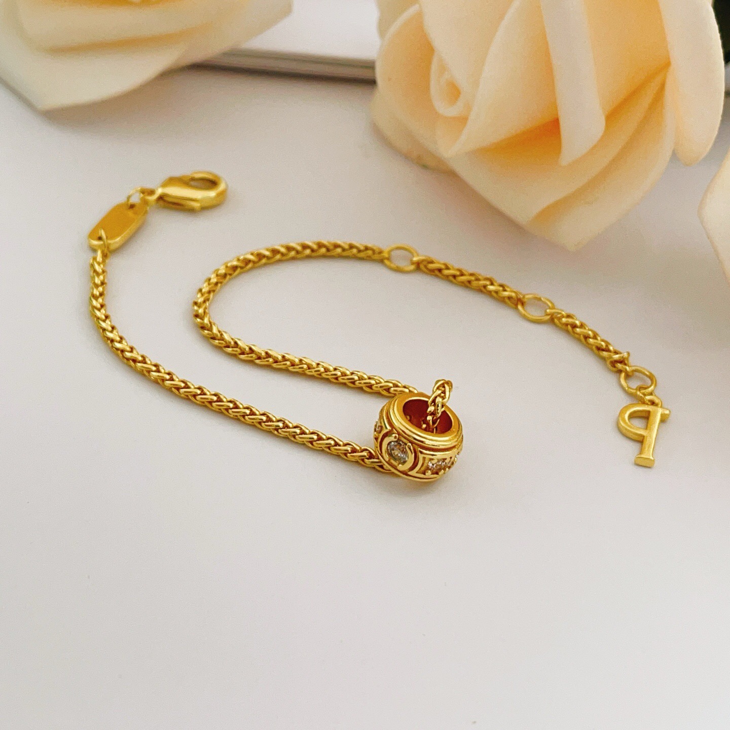 【Tiffany*帝芙尼最新款🆕🆕金色镶钻圆形鼓形手链】一致官网黄铜材质，非常的上镜‼️设计很特别值得入