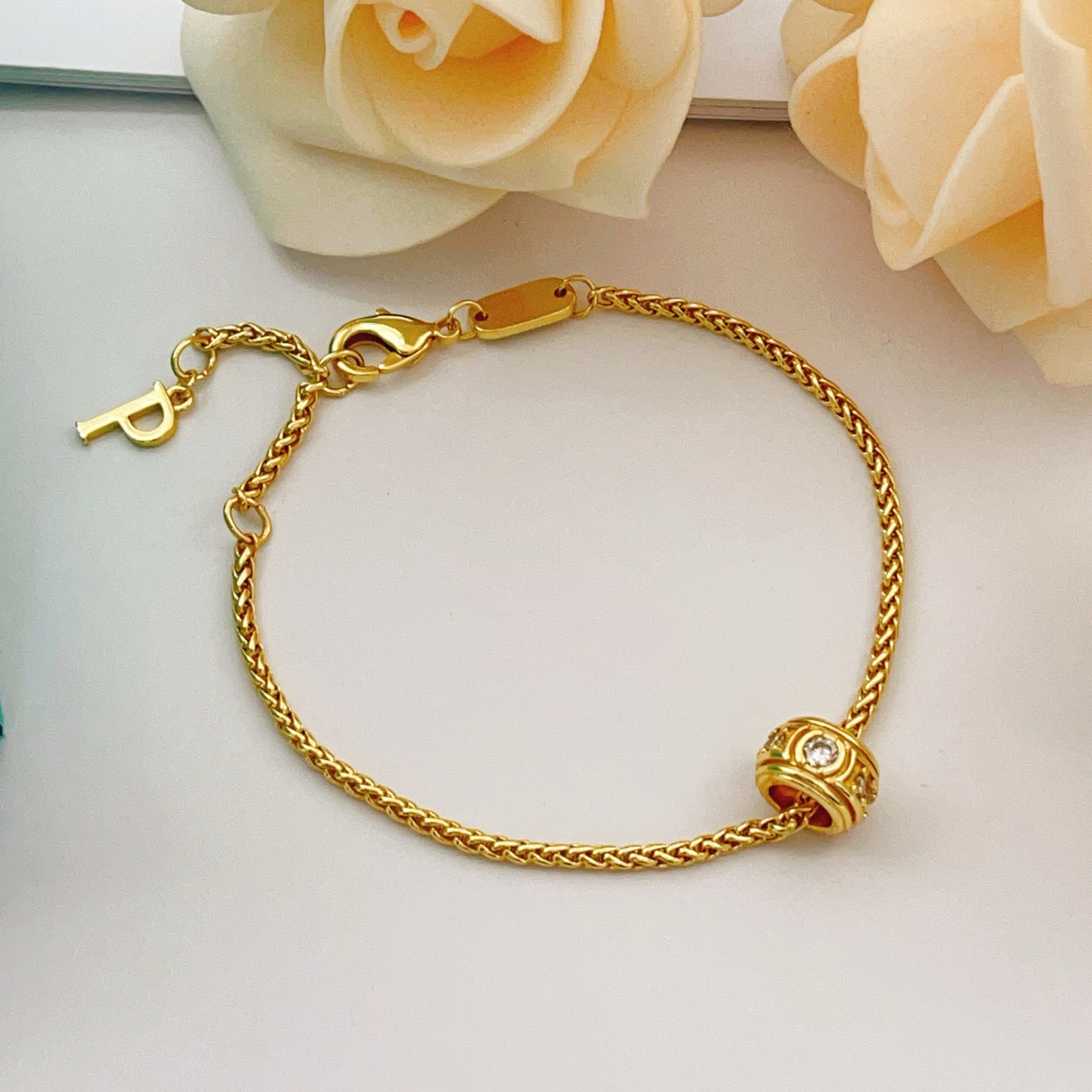【Tiffany*帝芙尼最新款🆕🆕金色镶钻圆形鼓形手链】一致官网黄铜材质，非常的上镜‼️设计很特别值得入