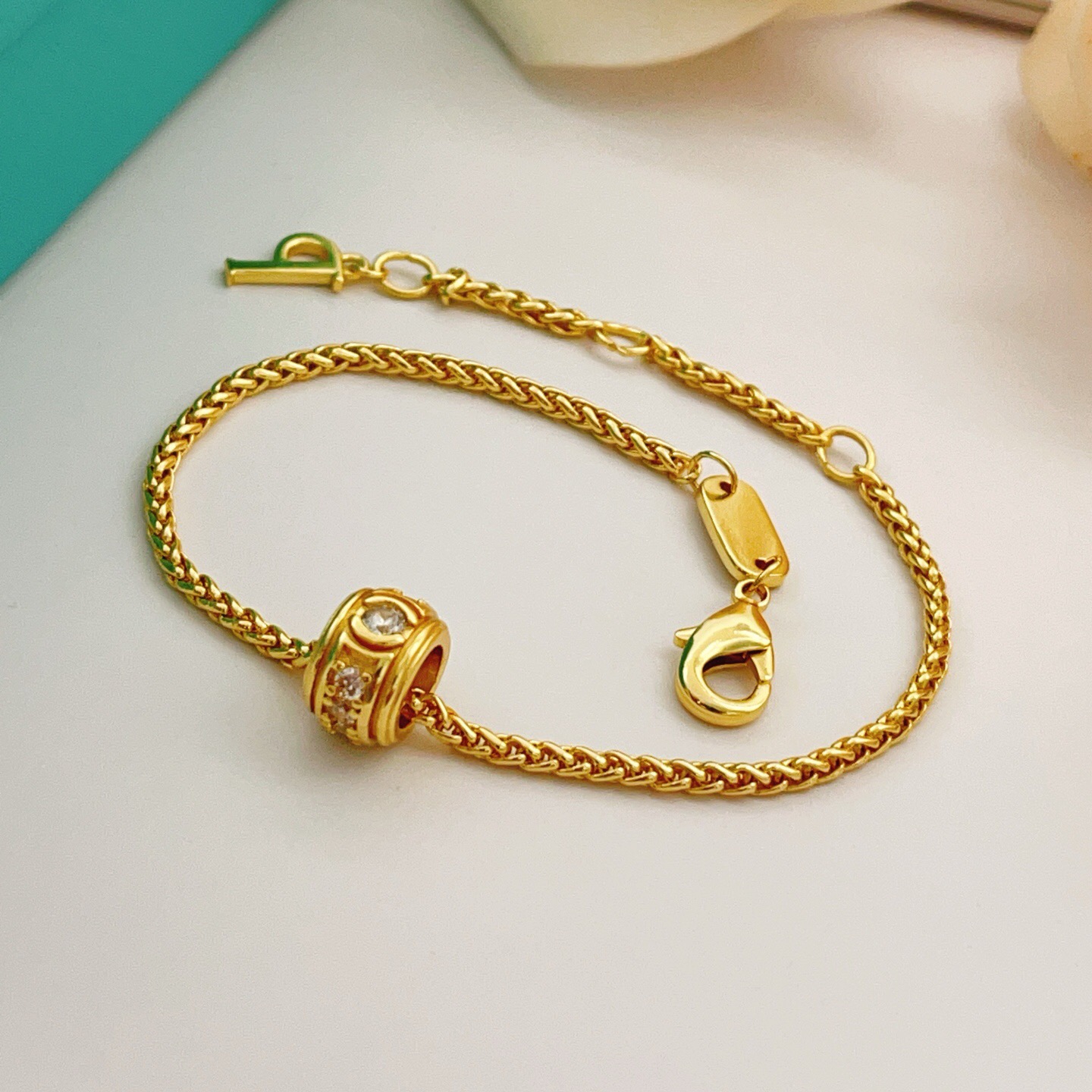 【Tiffany*帝芙尼最新款🆕🆕金色镶钻圆形鼓形手链】一致官网黄铜材质，非常的上镜‼️设计很特别值得入