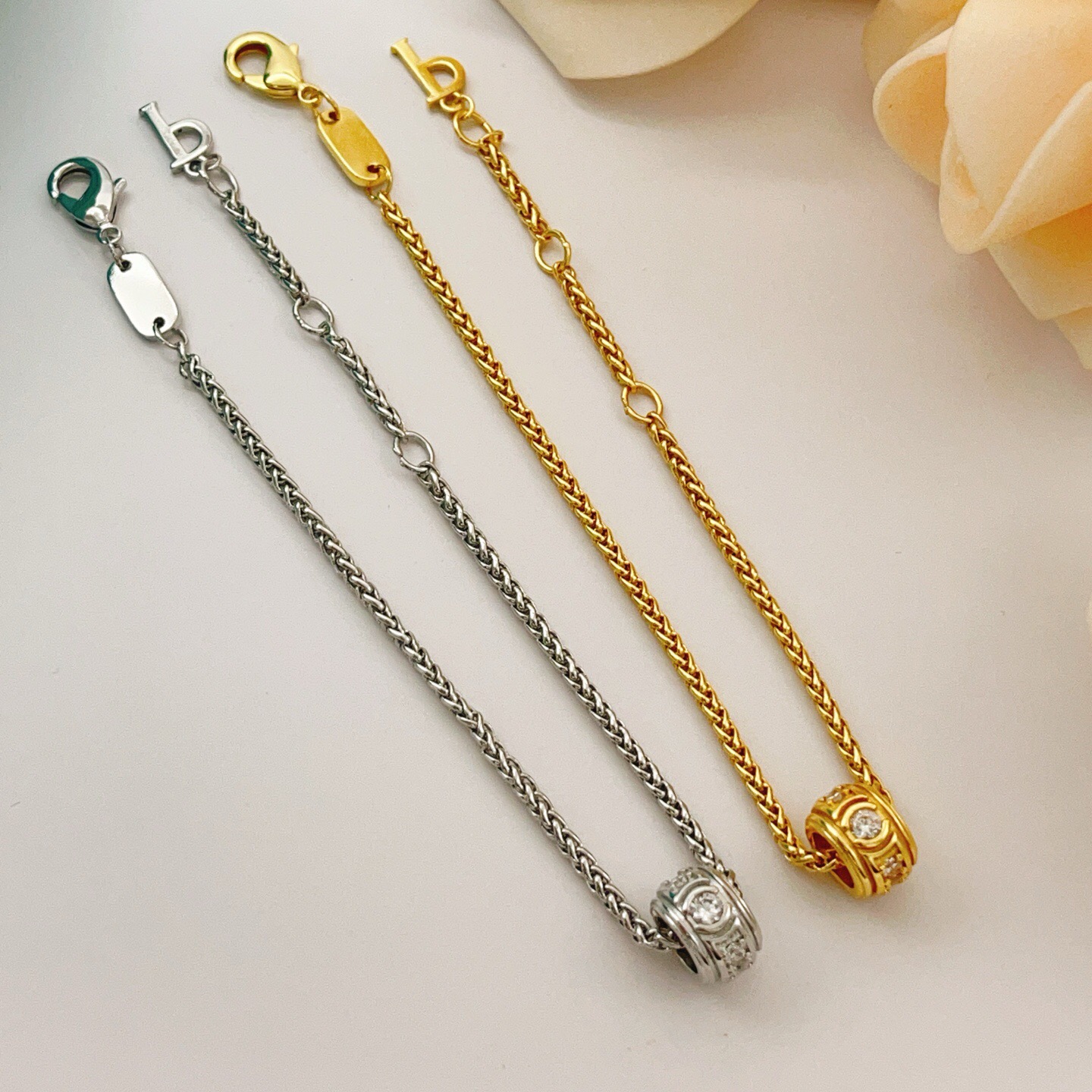 【Tiffany*帝芙尼最新款🆕🆕金色镶钻圆形鼓形手链】一致官网黄铜材质，非常的上镜‼️设计很特别值得入