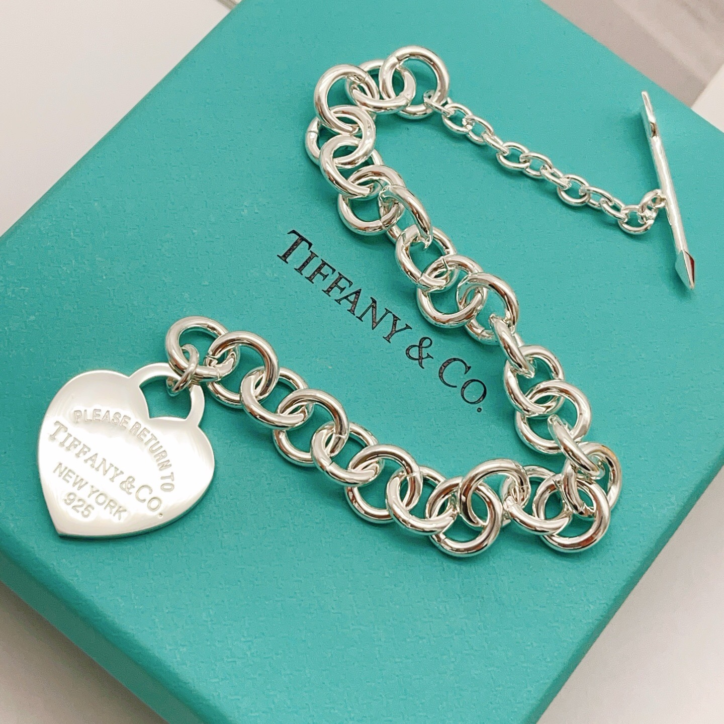 【Tiffany*帝芙尼最新款🆕🆕银色光面箭头爱心手链】一致官网黄铜材质，非常的上镜‼️设计很特别值得入