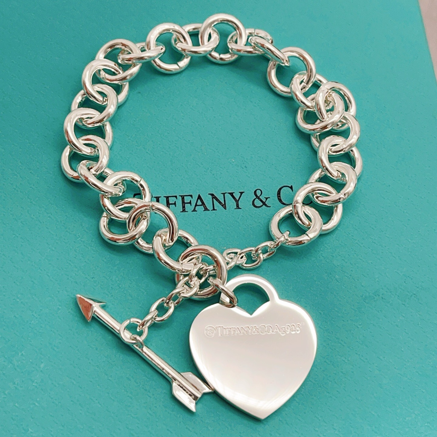 【Tiffany*帝芙尼最新款🆕🆕银色光面箭头爱心手链】一致官网黄铜材质，非常的上镜‼️设计很特别值得入