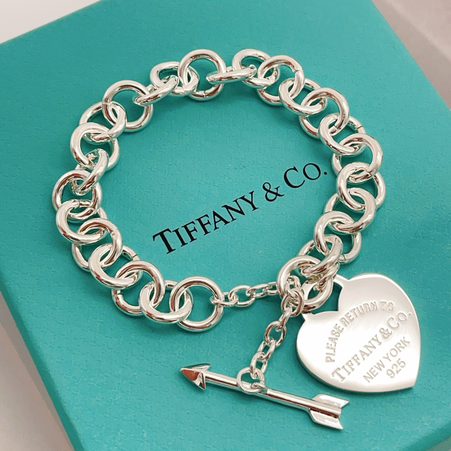 【Tiffany*帝芙尼最新款🆕🆕银色光面箭头爱心手链】一致官网黄铜材质，非常的上镜‼️设计很特别值得入