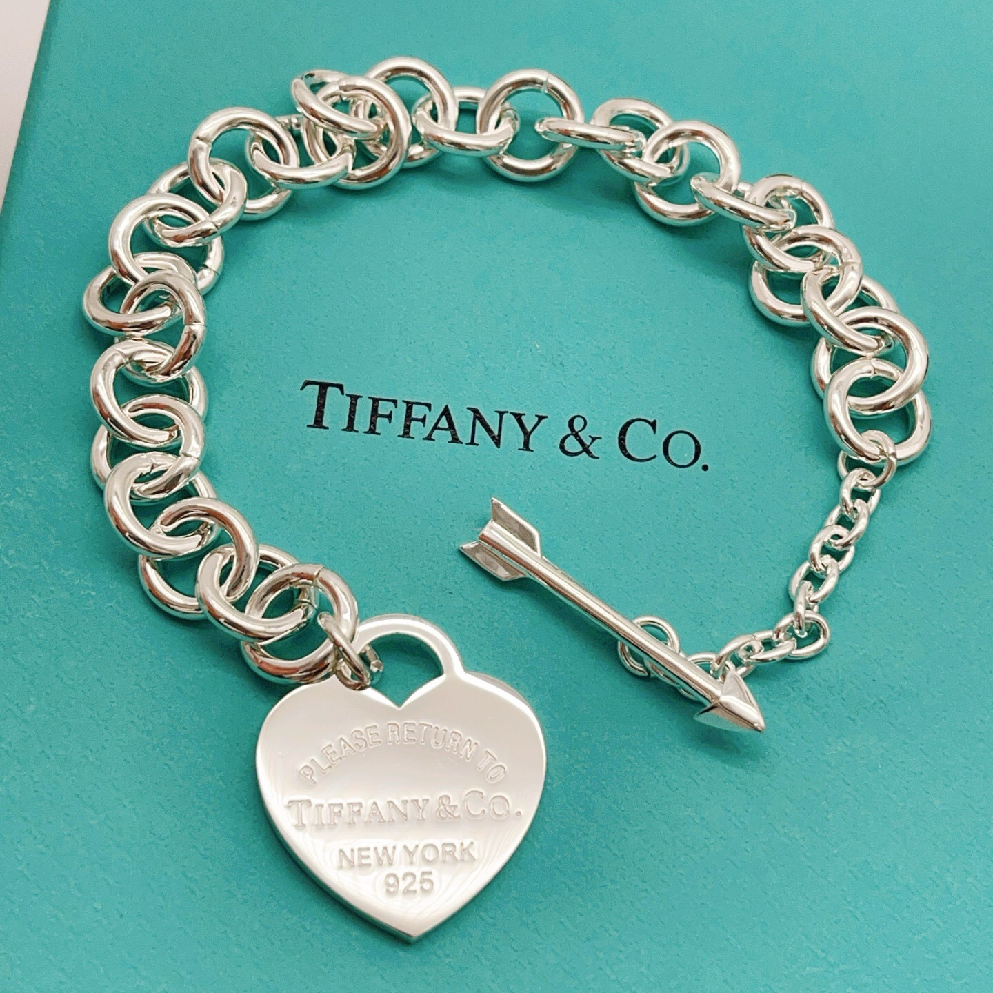 【Tiffany*帝芙尼最新款🆕🆕银色光面箭头爱心手链】一致官网黄铜材质，非常的上镜‼️设计很特别值得入