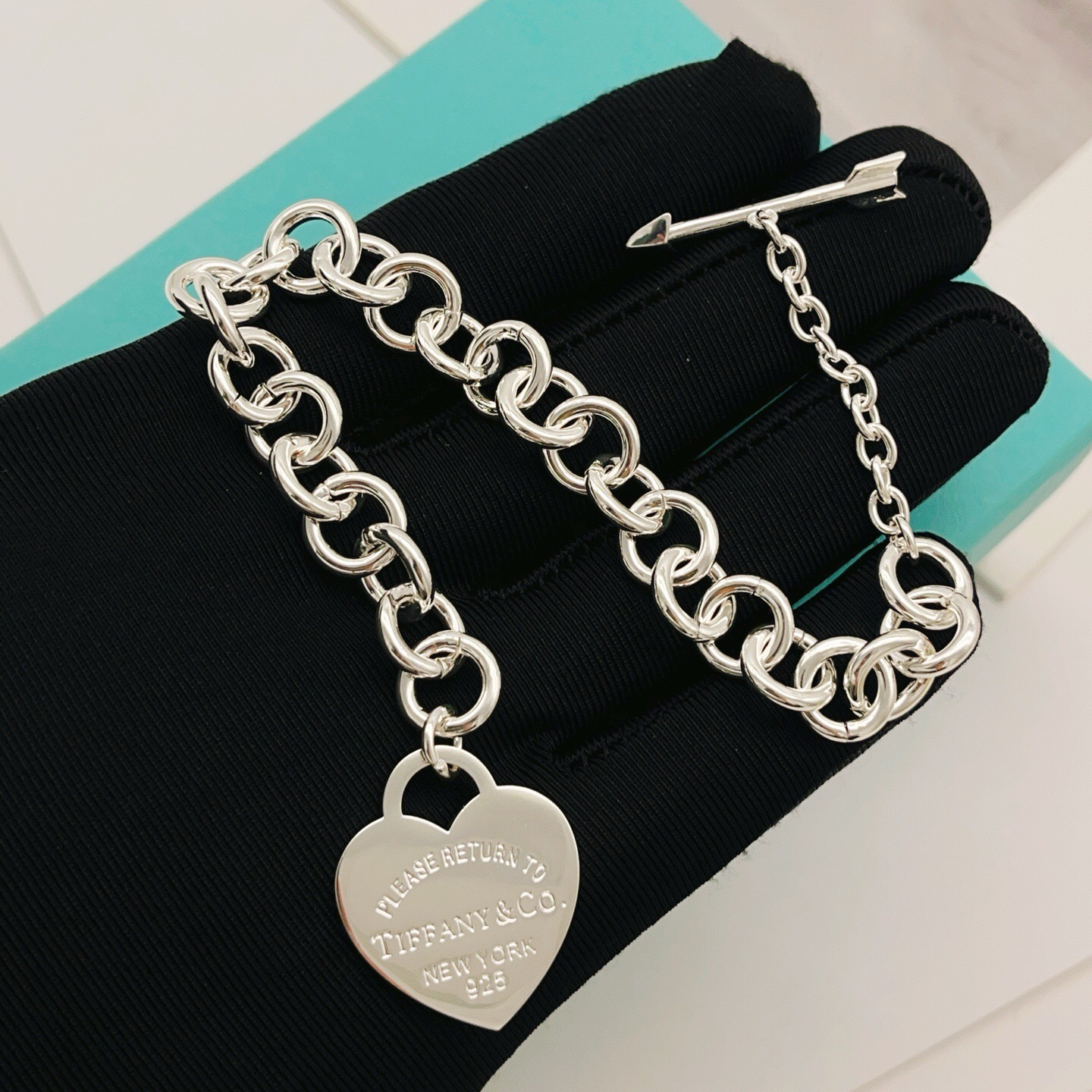 【Tiffany*帝芙尼最新款🆕🆕银色光面箭头爱心手链】一致官网黄铜材质，非常的上镜‼️设计很特别值得入