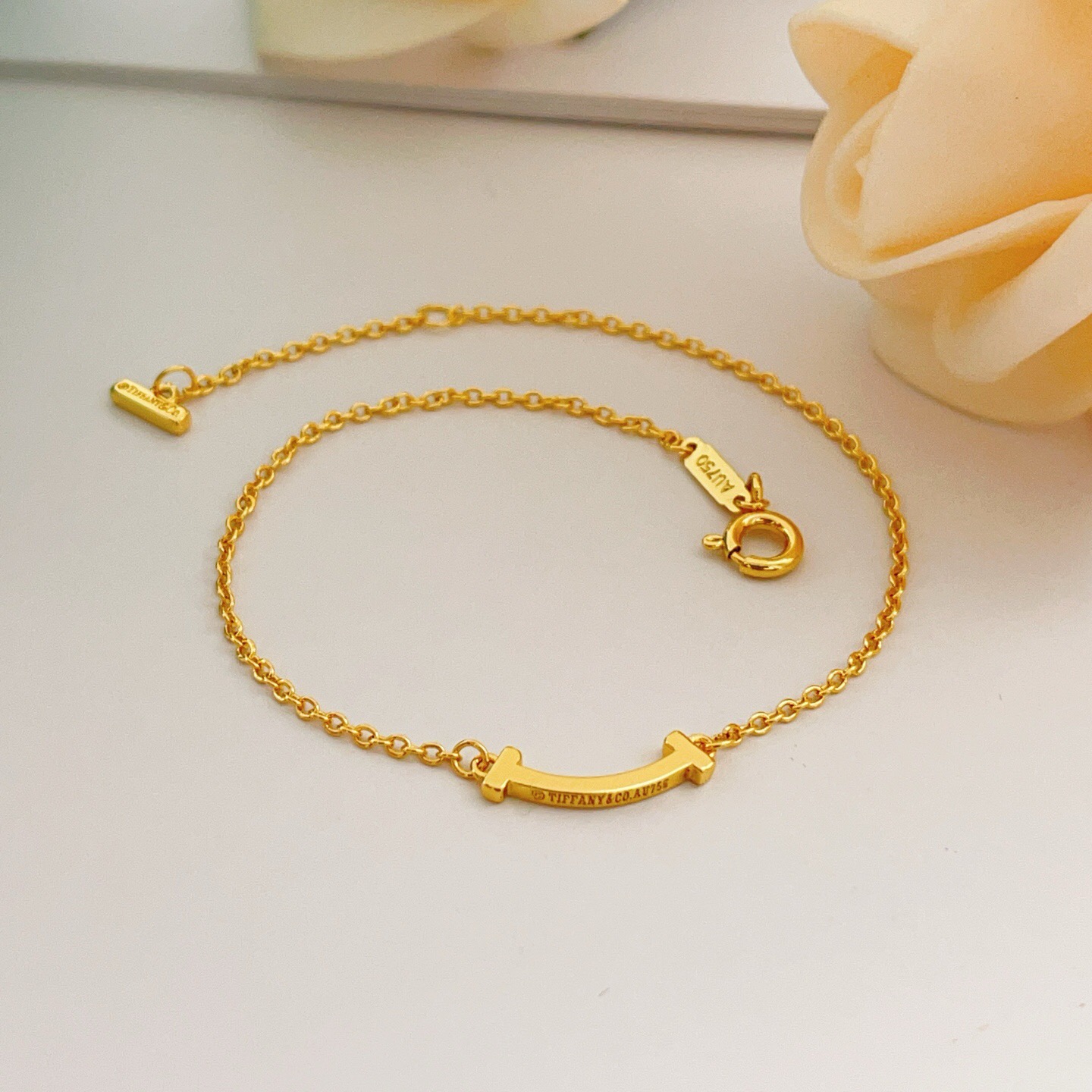 【Tiffany*帝芙尼最新款🆕🆕金色光面笑脸手链】一致官网黄铜材质，非常的上镜‼️设计很特别值得入手。