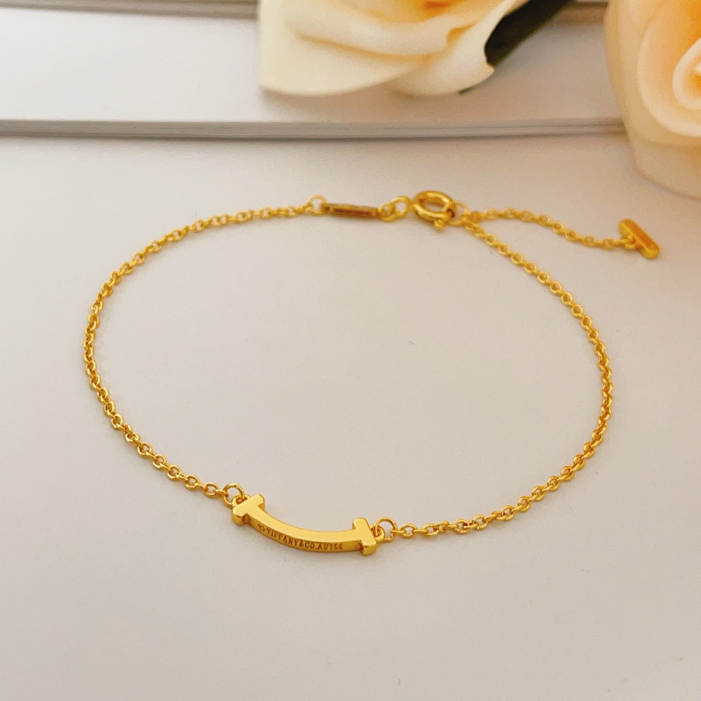 【Tiffany*帝芙尼最新款🆕🆕金色光面笑脸手链】一致官网黄铜材质，非常的上镜‼️设计很特别值得入手。