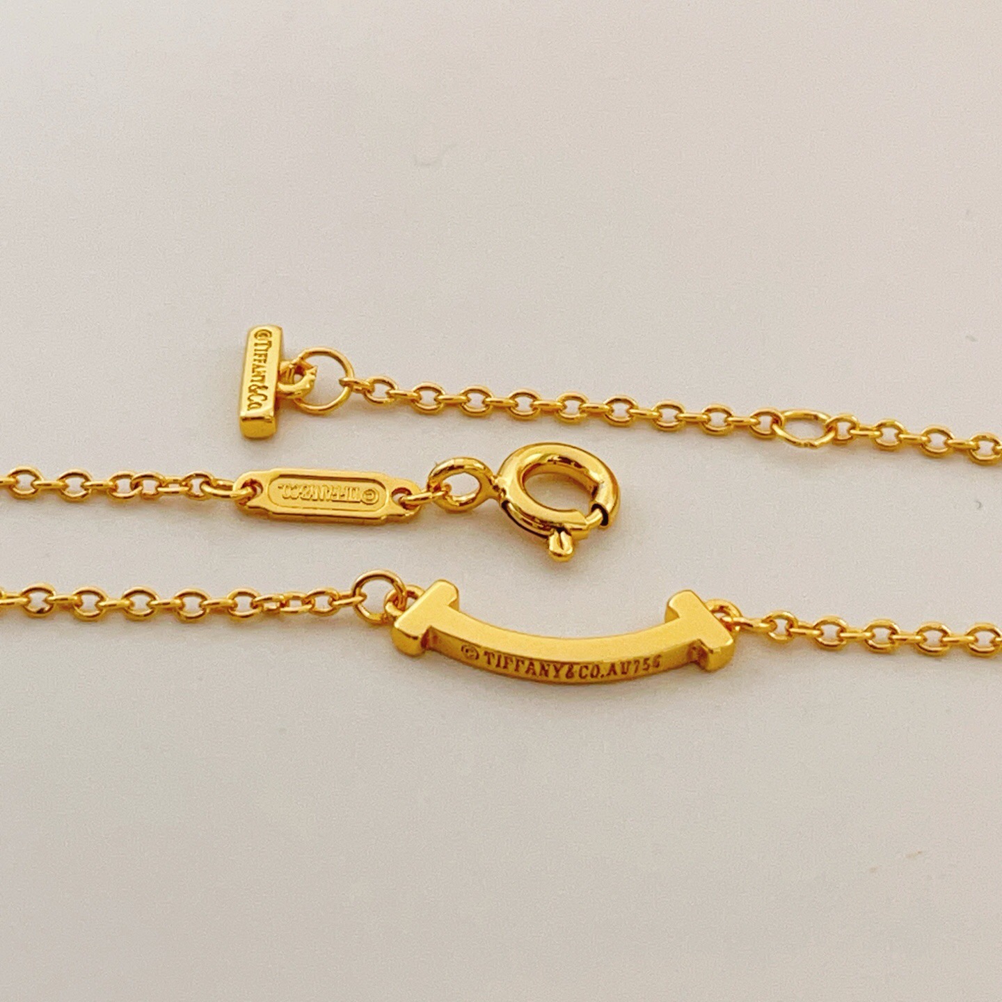 【Tiffany*帝芙尼最新款🆕🆕金色光面笑脸手链】一致官网黄铜材质，非常的上镜‼️设计很特别值得入手。
