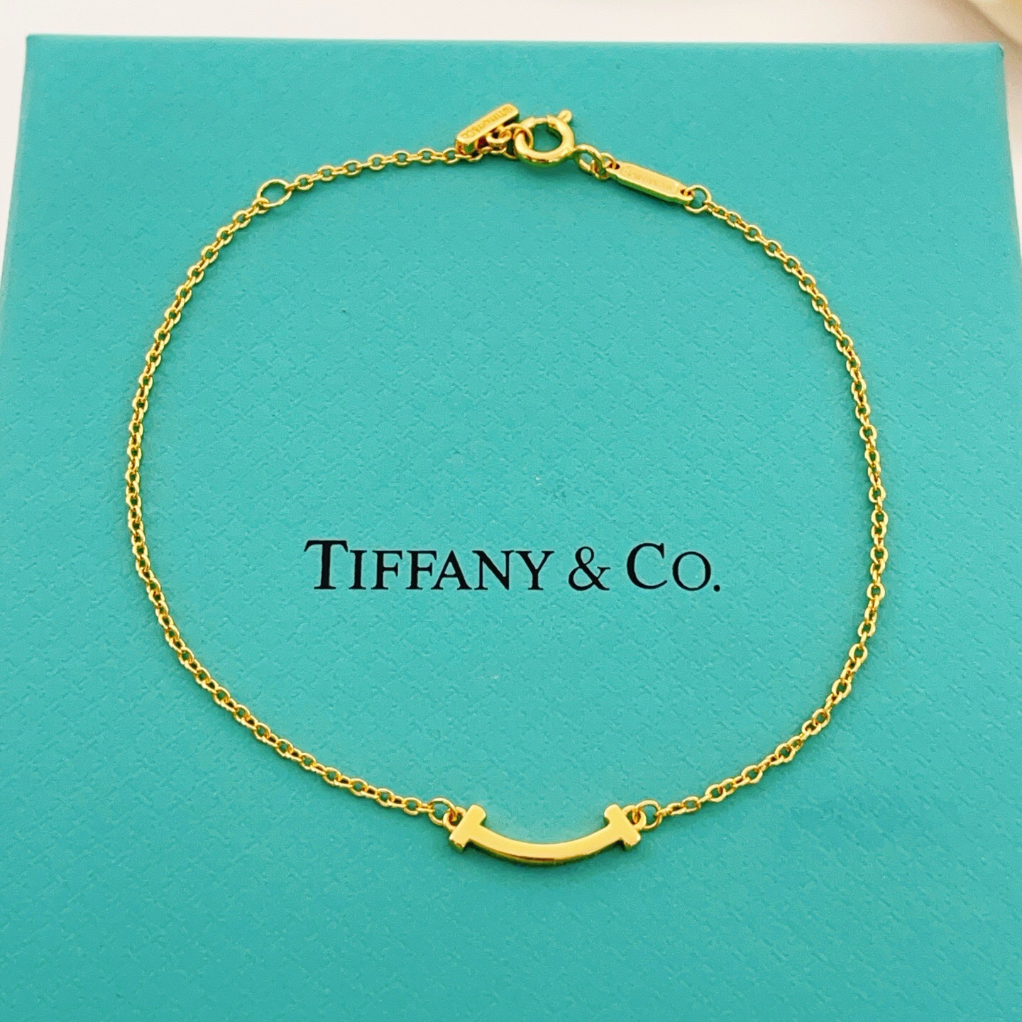 【Tiffany*帝芙尼最新款🆕🆕金色光面笑脸手链】一致官网黄铜材质，非常的上镜‼️设计很特别值得入手。