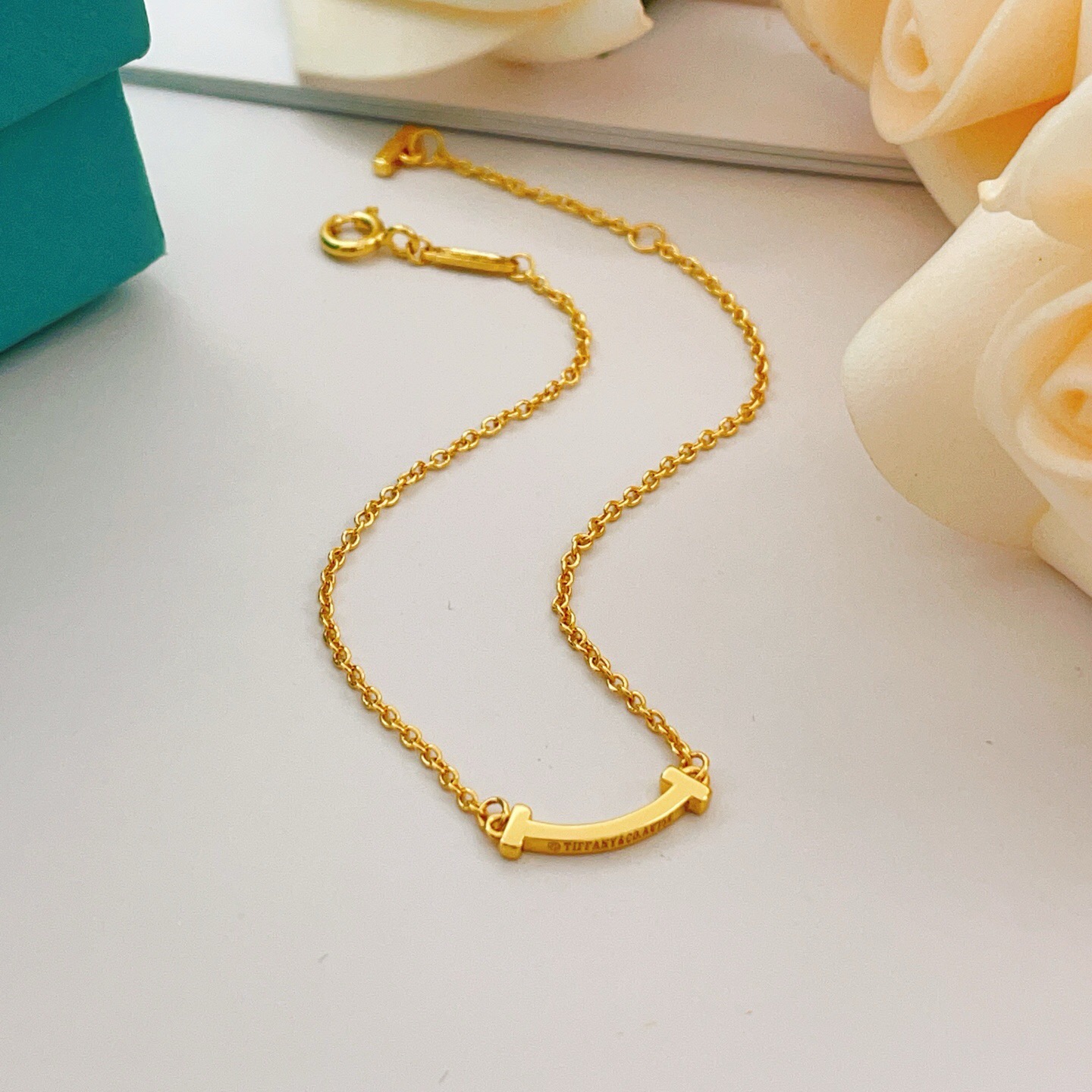 【Tiffany*帝芙尼最新款🆕🆕金色光面笑脸手链】一致官网黄铜材质，非常的上镜‼️设计很特别值得入手。