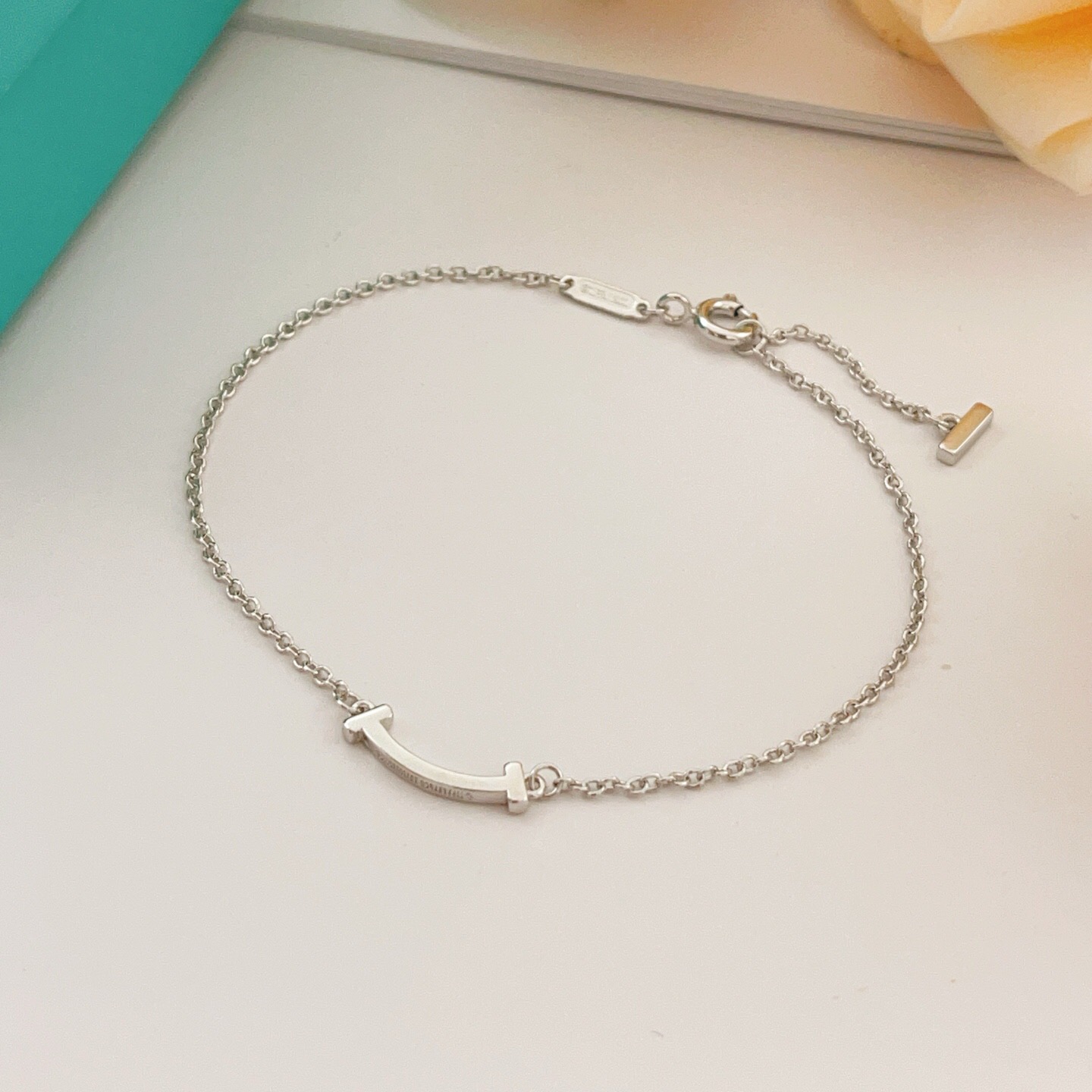 【Tiffany*帝芙尼最新款🆕🆕银色光面笑脸手链】一致官网黄铜材质，非常的上镜‼️设计很特别值得入手。
