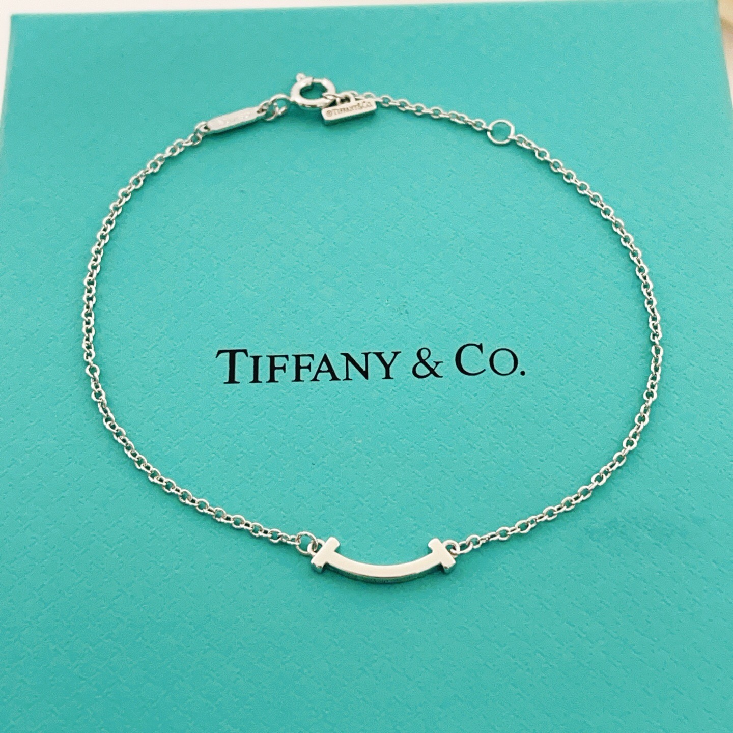 【Tiffany*帝芙尼最新款🆕🆕银色光面笑脸手链】一致官网黄铜材质，非常的上镜‼️设计很特别值得入手。