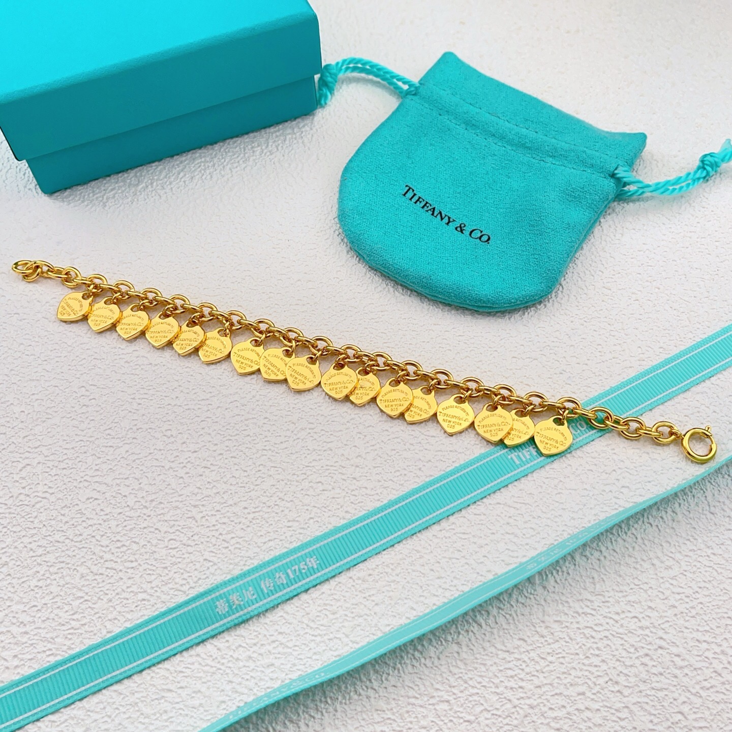 【Tiffany*帝芙尼最新款🆕🆕金色光面爱心手链】一致官网黄铜材质，非常的上镜‼️设计很特别值得入手。