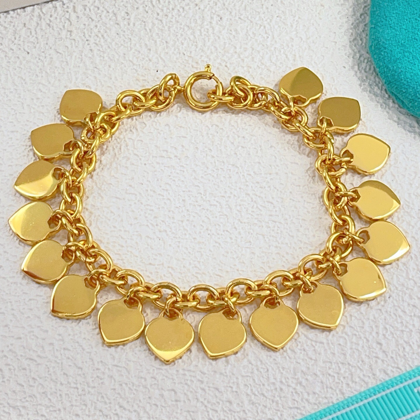 【Tiffany*帝芙尼最新款🆕🆕金色光面爱心手链】一致官网黄铜材质，非常的上镜‼️设计很特别值得入手。