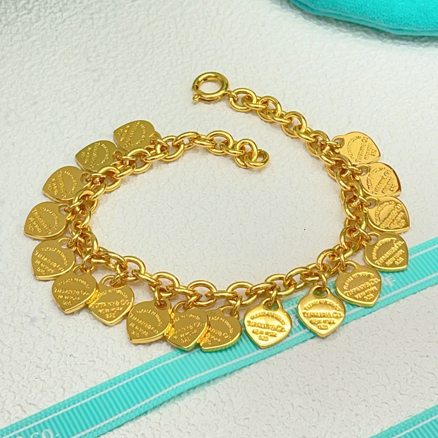【Tiffany*帝芙尼最新款🆕🆕金色光面爱心手链】一致官网黄铜材质，非常的上镜‼️设计很特别值得入手。