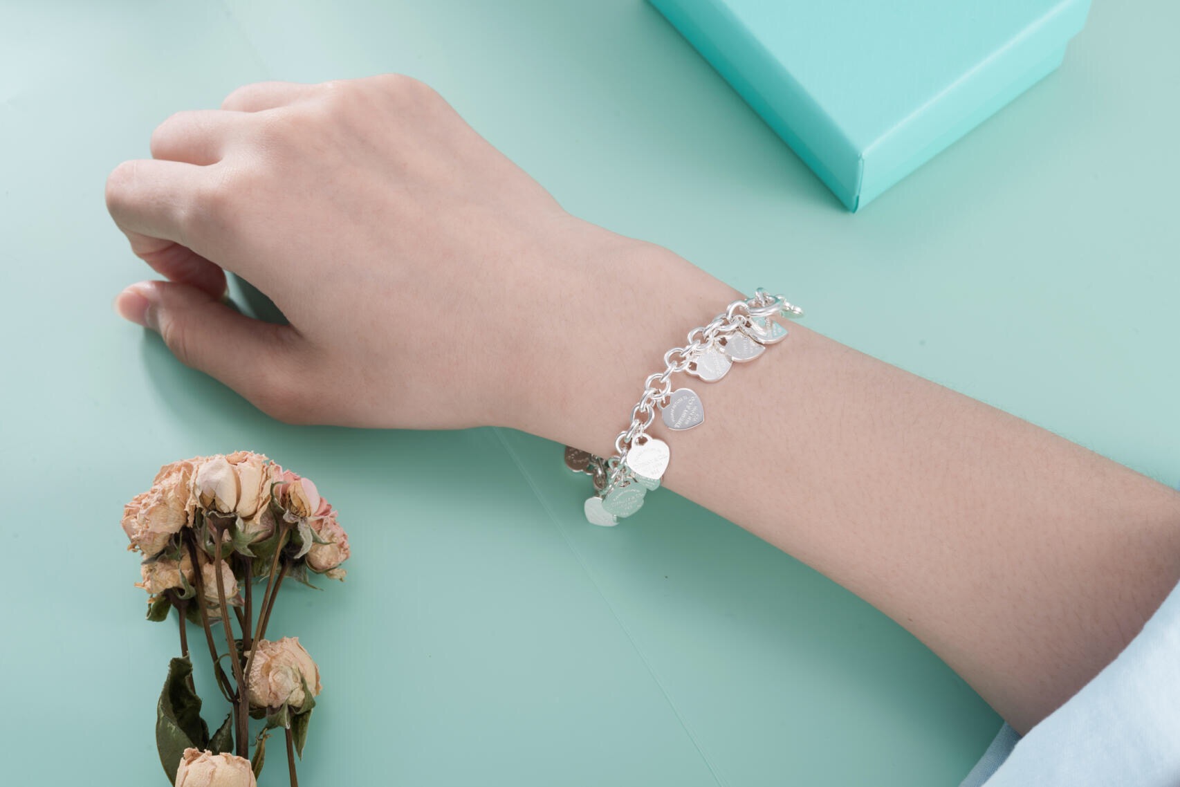 【Tiffany*帝芙尼最新款🆕🆕金色光面爱心手链】一致官网黄铜材质，非常的上镜‼️设计很特别值得入手。
