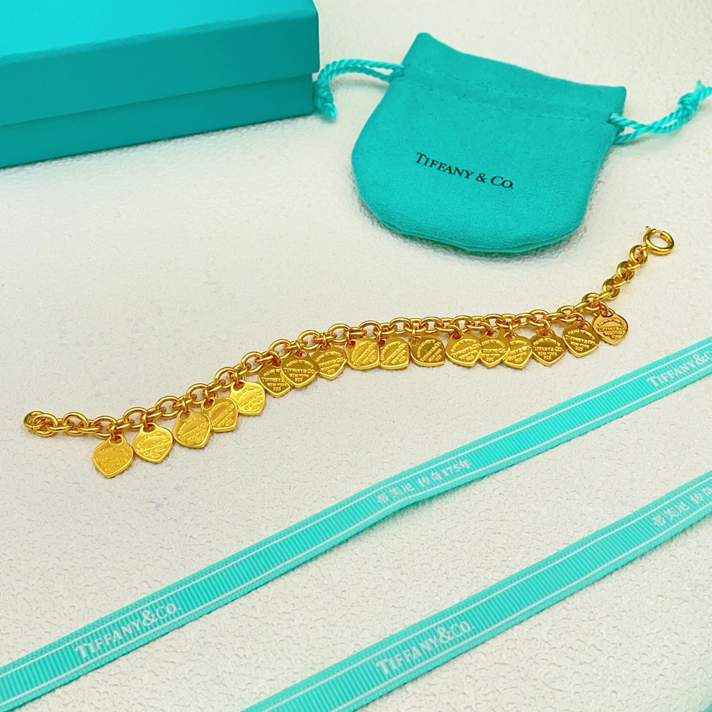 【Tiffany*帝芙尼最新款🆕🆕金色光面爱心手链】一致官网黄铜材质，非常的上镜‼️设计很特别值得入手。