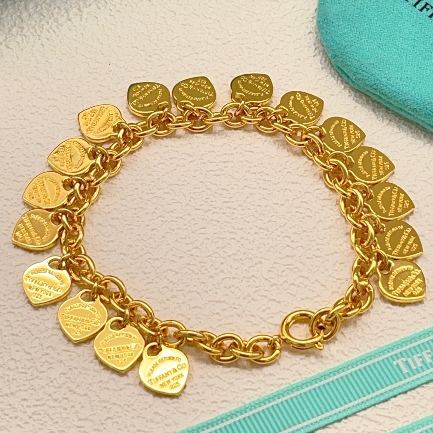 【Tiffany*帝芙尼最新款🆕🆕金色光面爱心手链】一致官网黄铜材质，非常的上镜‼️设计很特别值得入手。