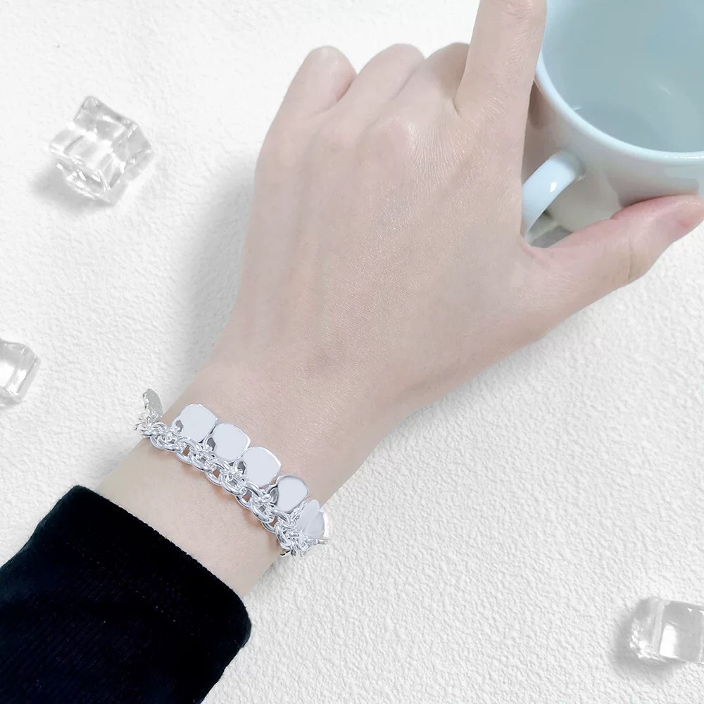 【Tiffany*帝芙尼最新款🆕🆕金色光面爱心手链】一致官网黄铜材质，非常的上镜‼️设计很特别值得入手。