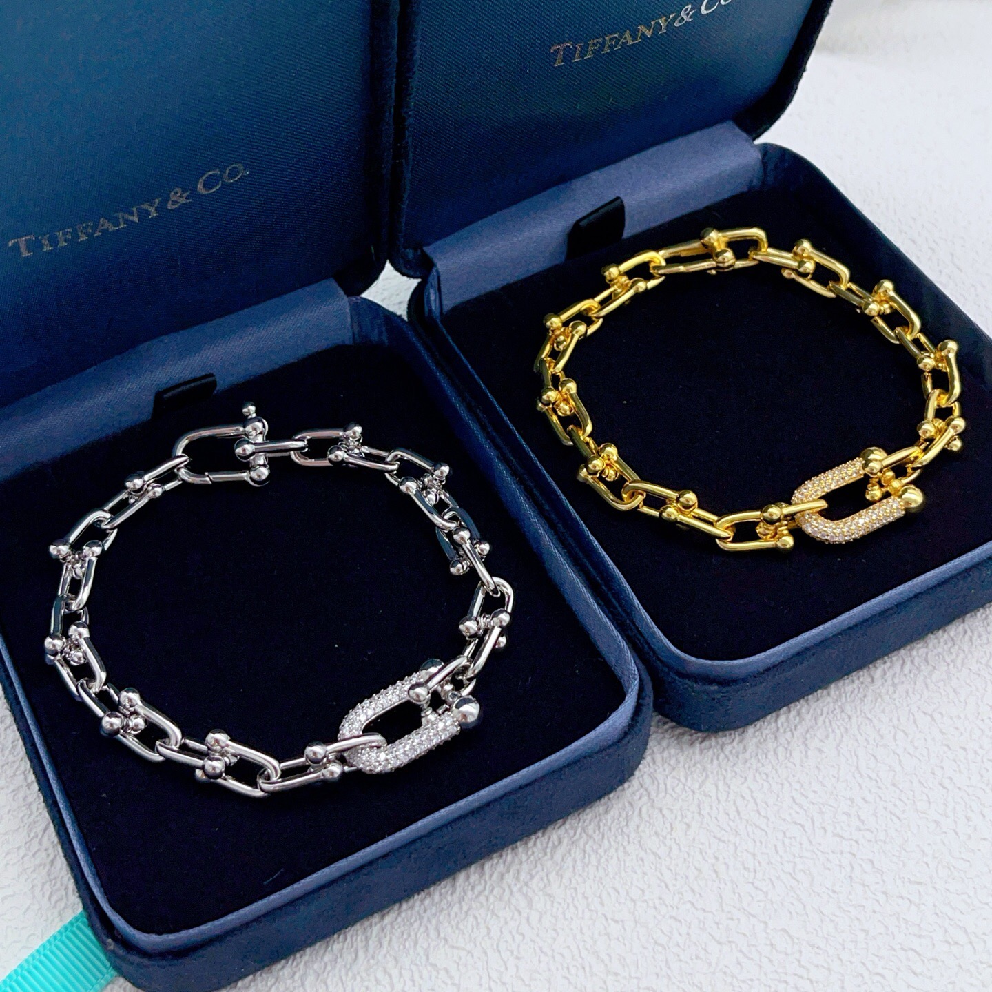 【Tiffany*帝芙尼最新款🆕🆕银色镶钻马蹄手链】一致官网黄铜材质，非常的上镜‼️设计很特别值得入手。