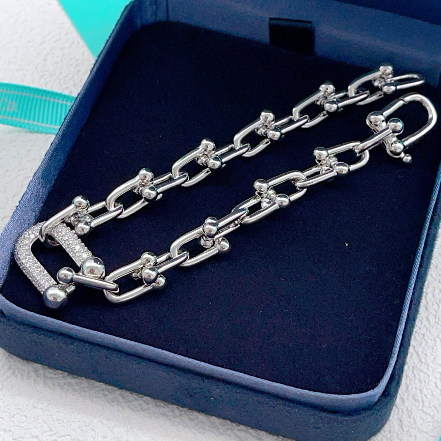 【Tiffany*帝芙尼最新款🆕🆕银色镶钻马蹄手链】一致官网黄铜材质，非常的上镜‼️设计很特别值得入手。