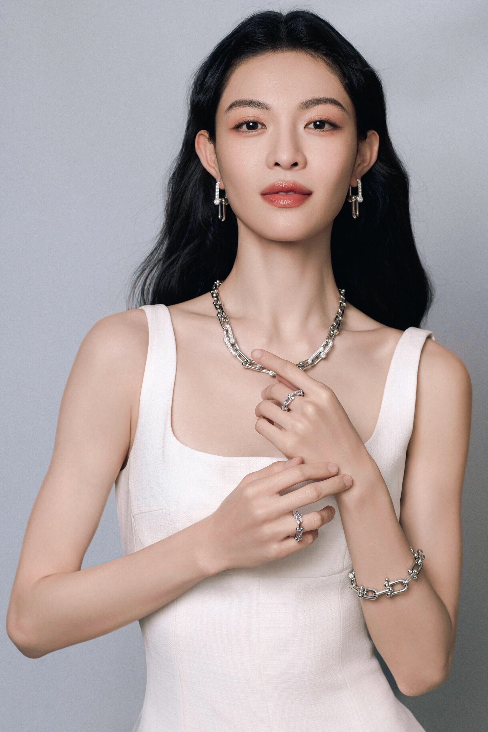 【Tiffany*帝芙尼最新款🆕🆕银色镶钻马蹄手链】一致官网黄铜材质，非常的上镜‼️设计很特别值得入手。