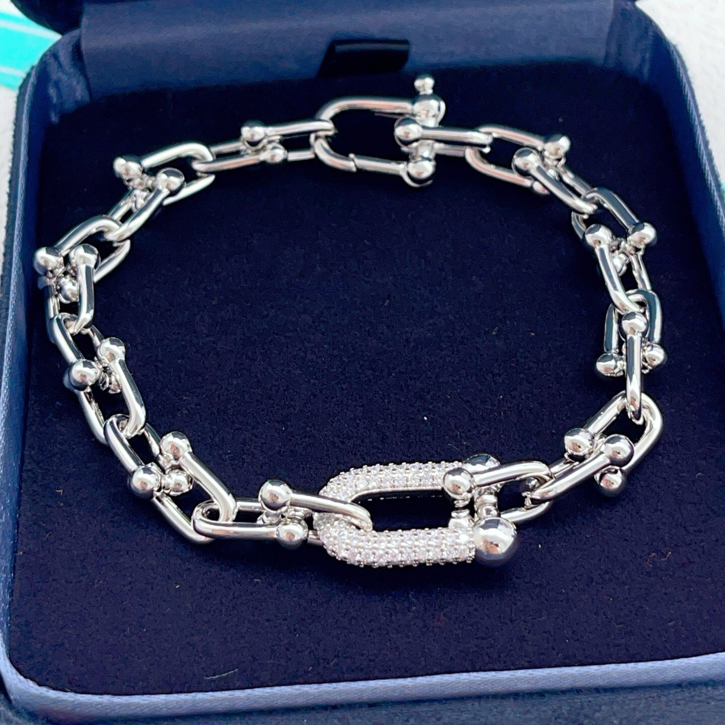 【Tiffany*帝芙尼最新款🆕🆕银色镶钻马蹄手链】一致官网黄铜材质，非常的上镜‼️设计很特别值得入手。