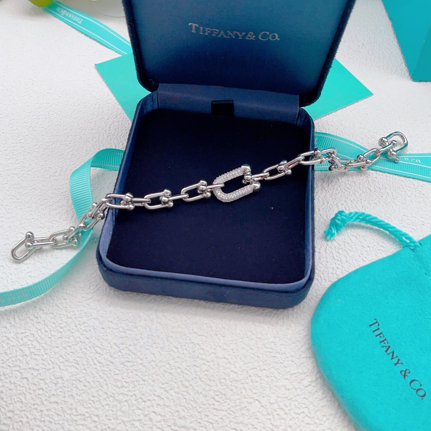 【Tiffany*帝芙尼最新款🆕🆕银色镶钻马蹄手链】一致官网黄铜材质，非常的上镜‼️设计很特别值得入手。