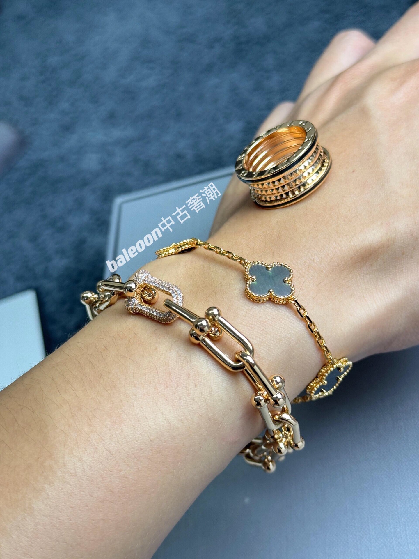 【Tiffany*帝芙尼最新款🆕🆕金色镶钻马蹄手链】一致官网黄铜材质，非常的上镜‼️设计很特别值得入手。