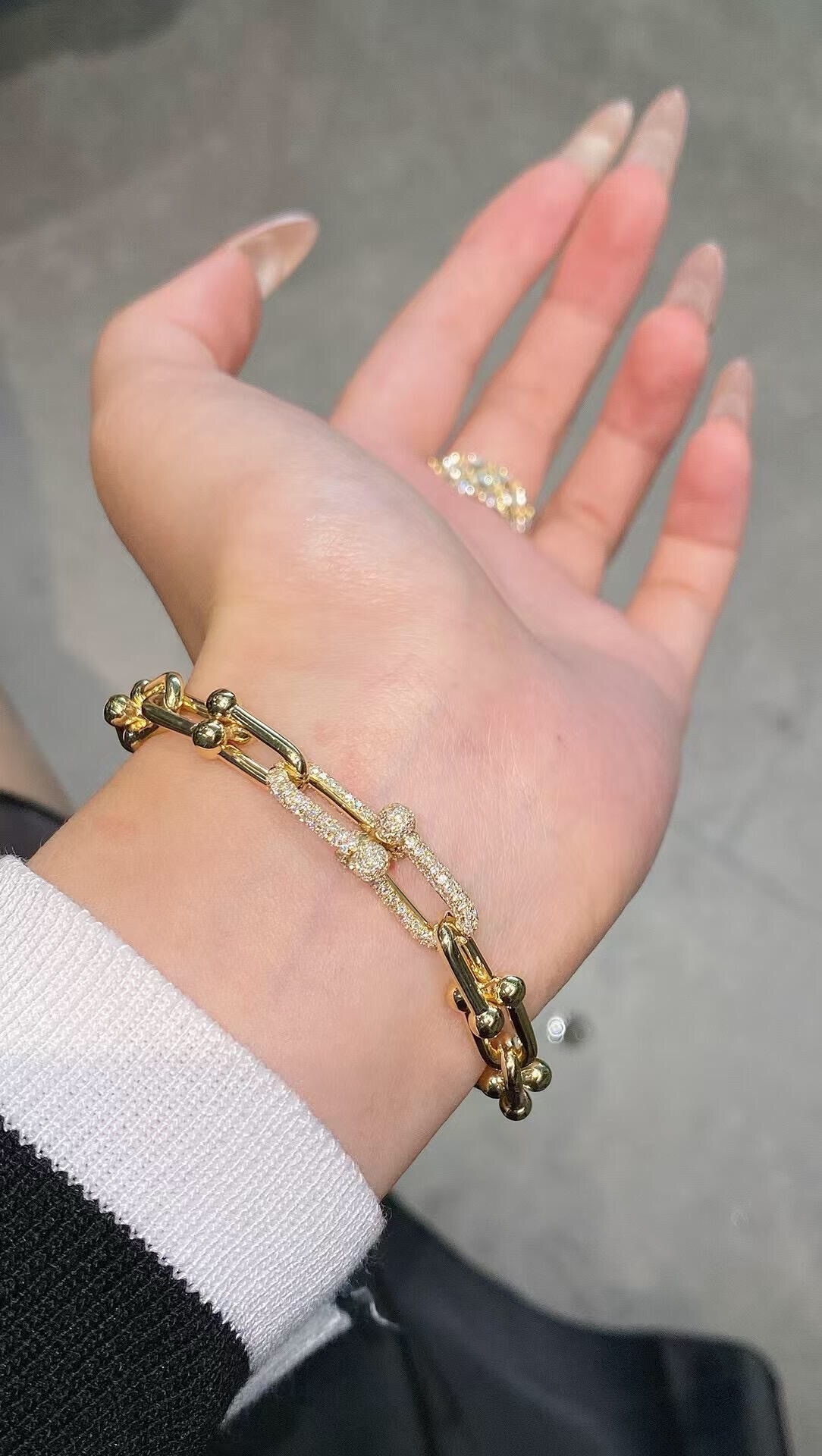 【Tiffany*帝芙尼最新款🆕🆕金色镶钻马蹄手链】一致官网黄铜材质，非常的上镜‼️设计很特别值得入手。