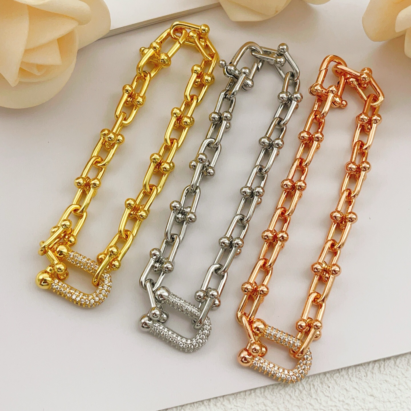 【Tiffany*帝芙尼最新款🆕🆕金色镶钻马蹄手链】一致官网黄铜材质，非常的上镜‼️设计很特别值得入手。
