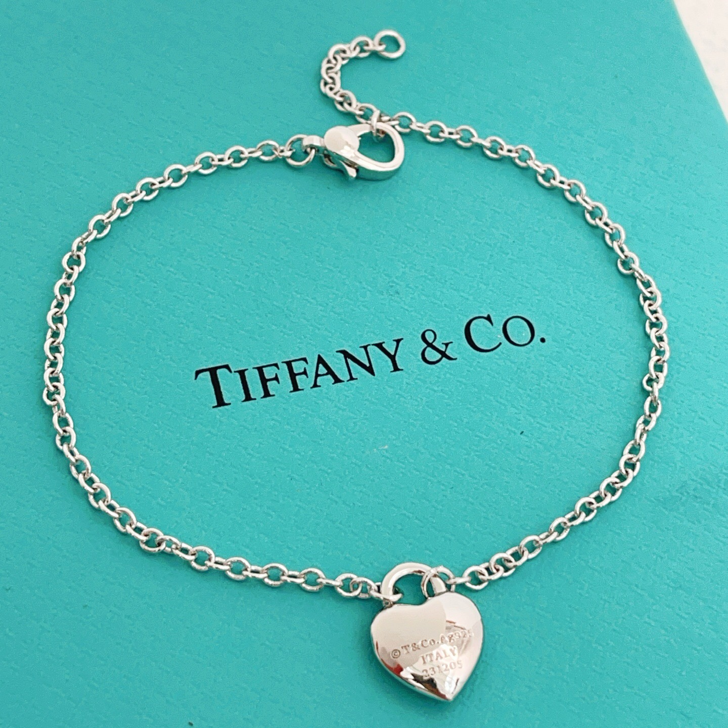 【Tiffany*帝芙尼最新款🆕🆕银色光面爱心手链】一致官网黄铜材质，非常的上镜‼️设计很特别值得入手。
