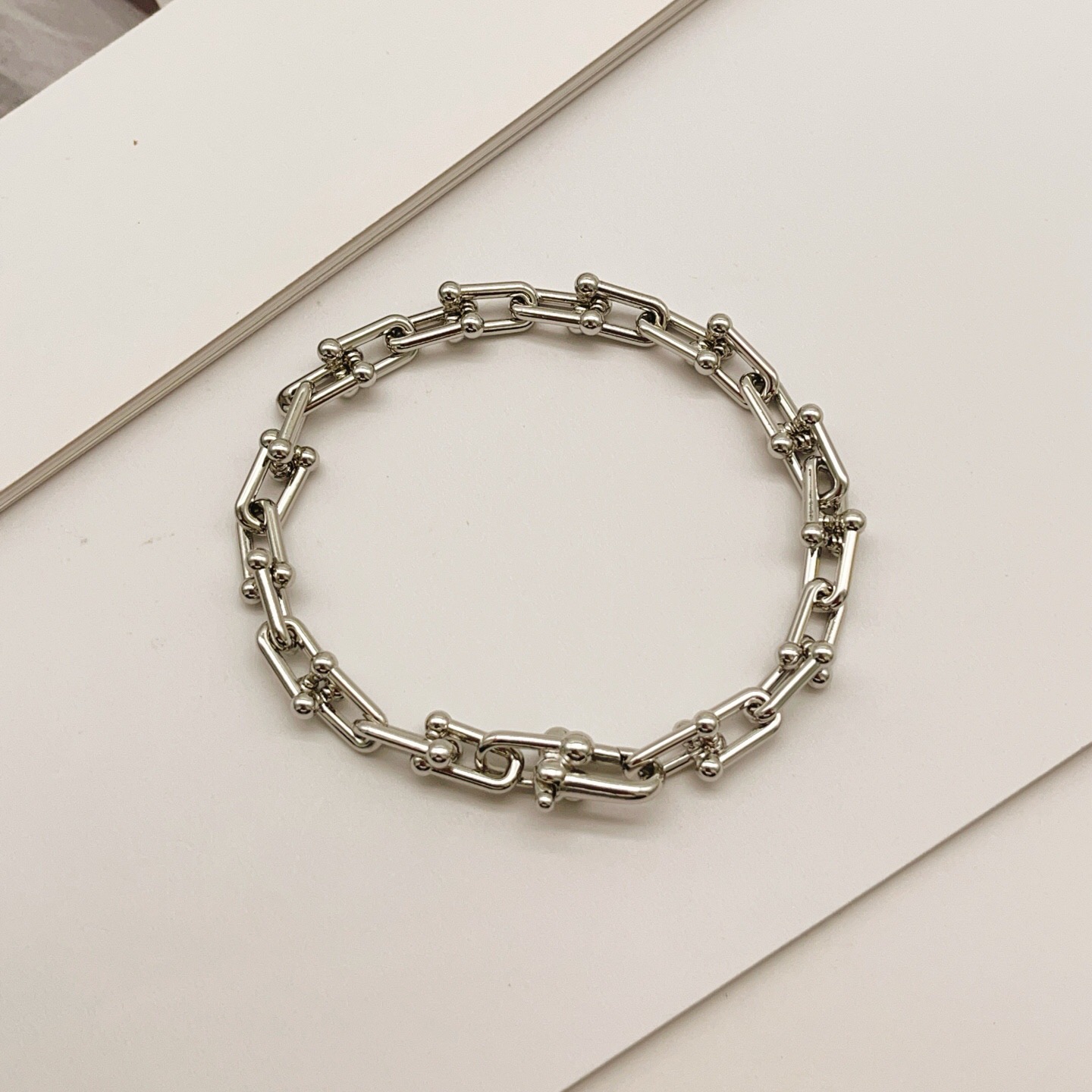 【Tiffany*帝芙尼最新款🆕🆕银色光面马蹄手链】一致官网黄铜材质，非常的上镜‼️设计很特别值得入手。