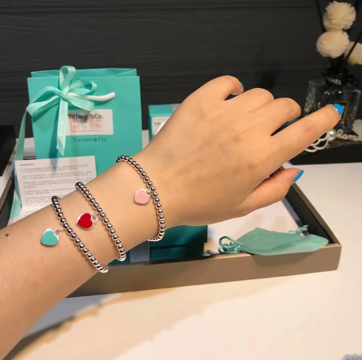 【Tiffany*帝芙尼最新款🆕🆕银色珍珠粉爱心手链】一致官网黄铜材质，非常的上镜‼️设计很特别值得入手