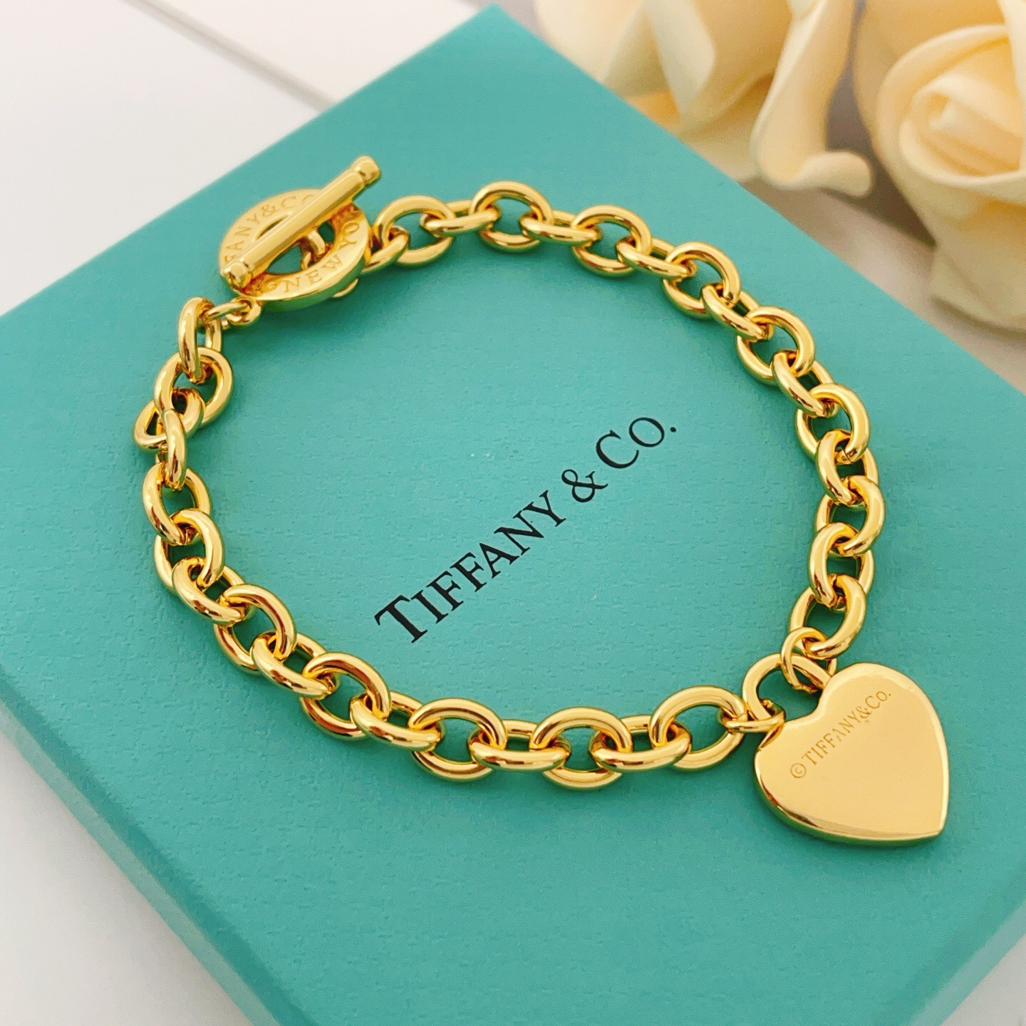 【Tiffany*帝芙尼最新款🆕🆕金色光面爱心手链】一致官网黄铜材质，非常的上镜‼️设计很特别值得入手。